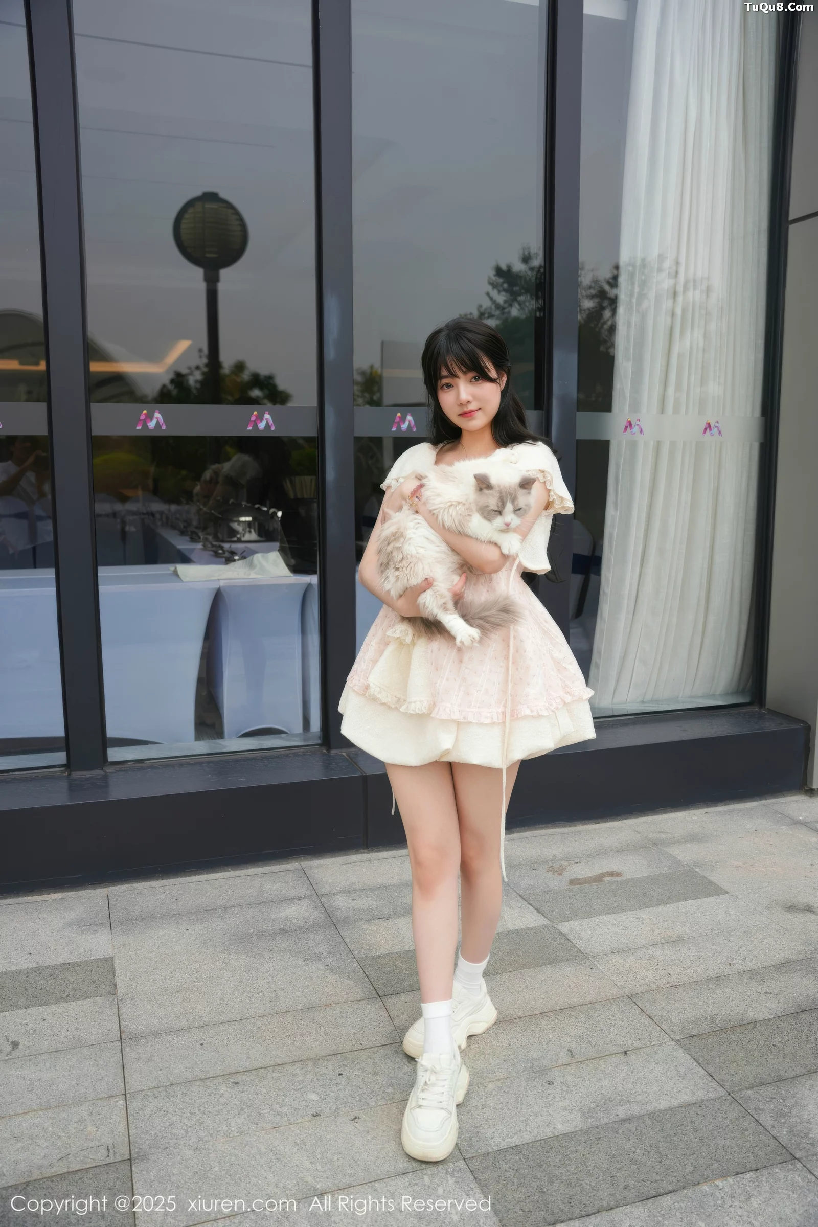 软情性感浅色连衣短裙配白色腿袜秀翘臀撩人绝美写真 第 16 张