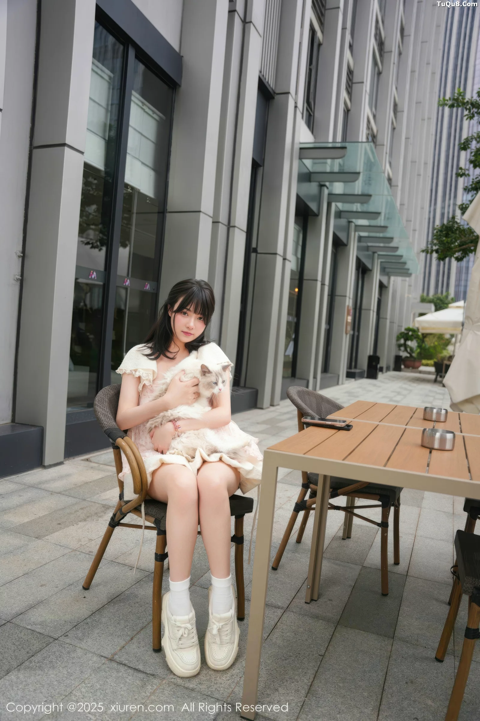 软情性感浅色连衣短裙配白色腿袜秀翘臀撩人绝美写真 第 20 张