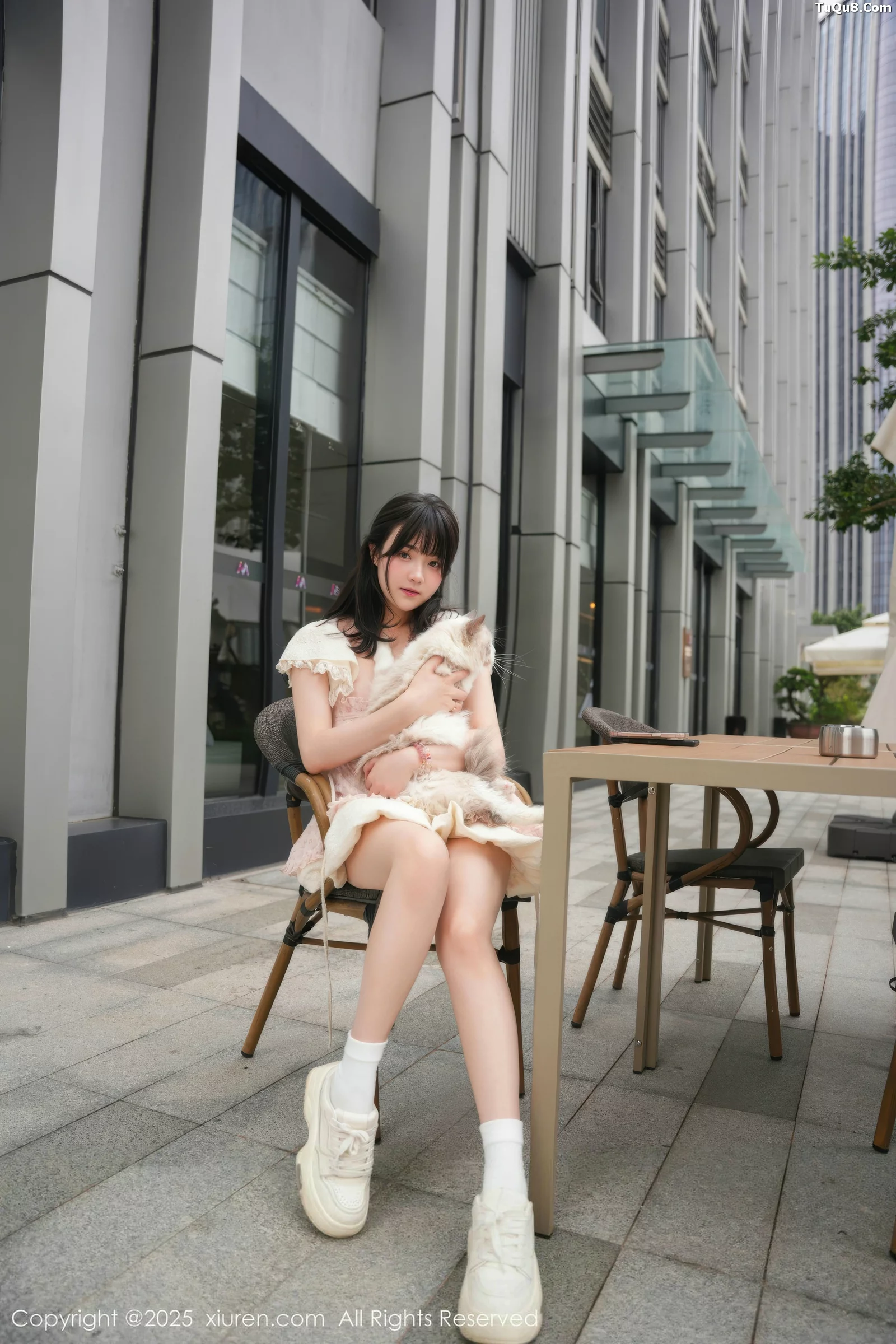 软情性感浅色连衣短裙配白色腿袜秀翘臀撩人绝美写真 第 22 张