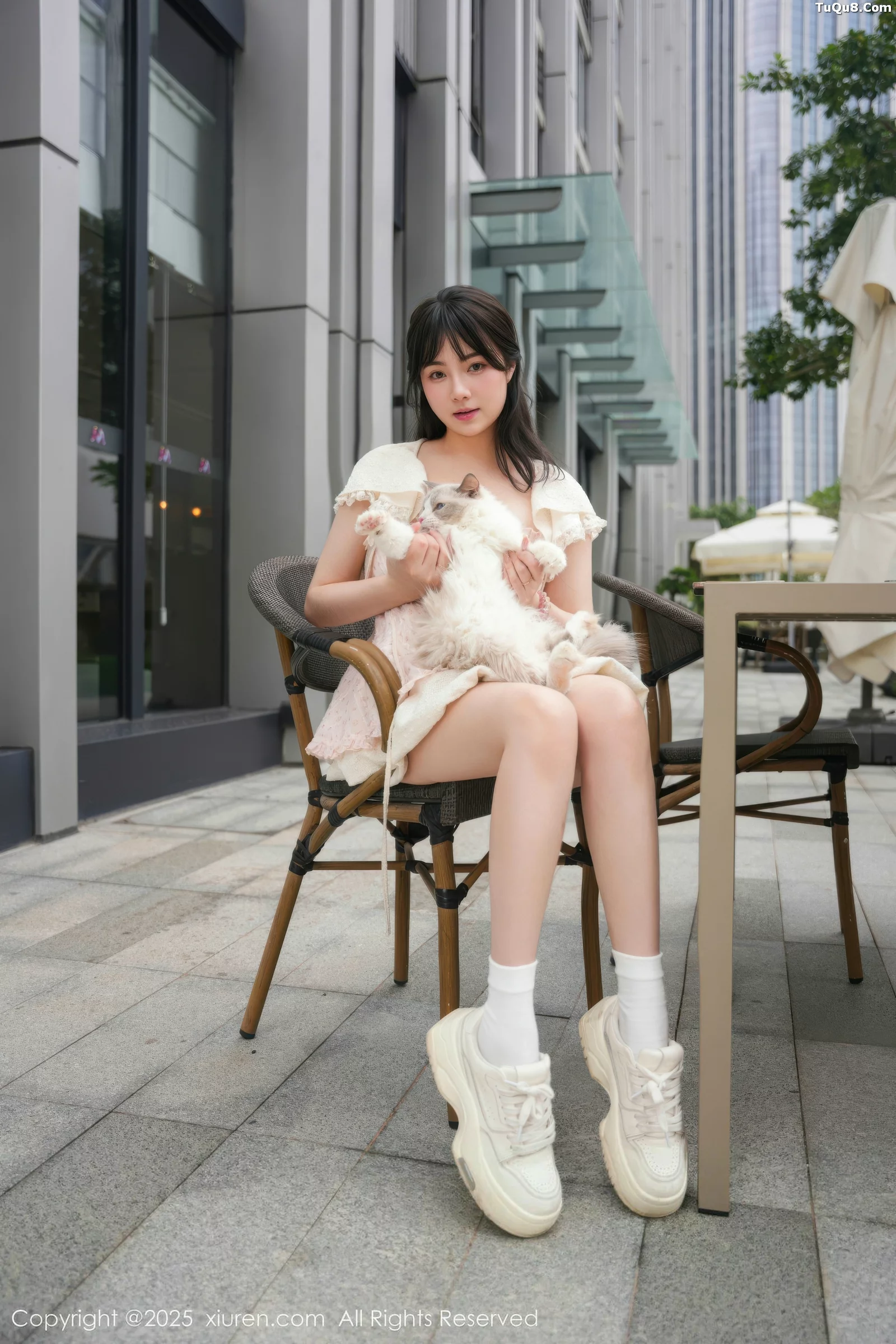 软情性感浅色连衣短裙配白色腿袜秀翘臀撩人绝美写真 第 24 张