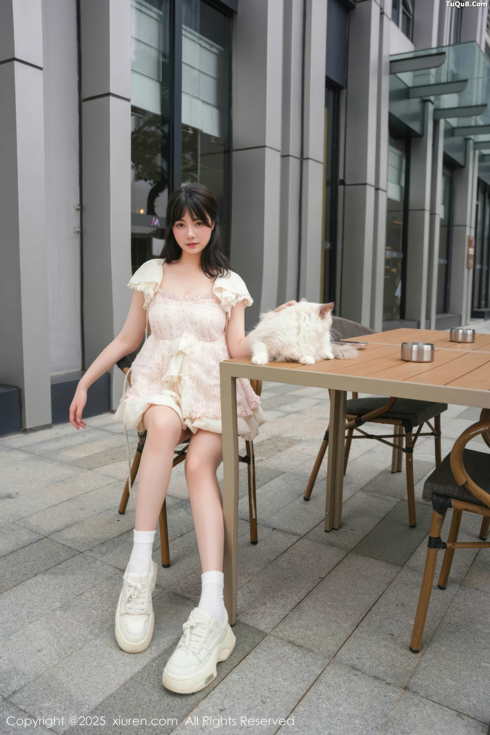软情性感浅色连衣短裙配白色腿袜秀翘臀撩人绝美写真 第 28 张