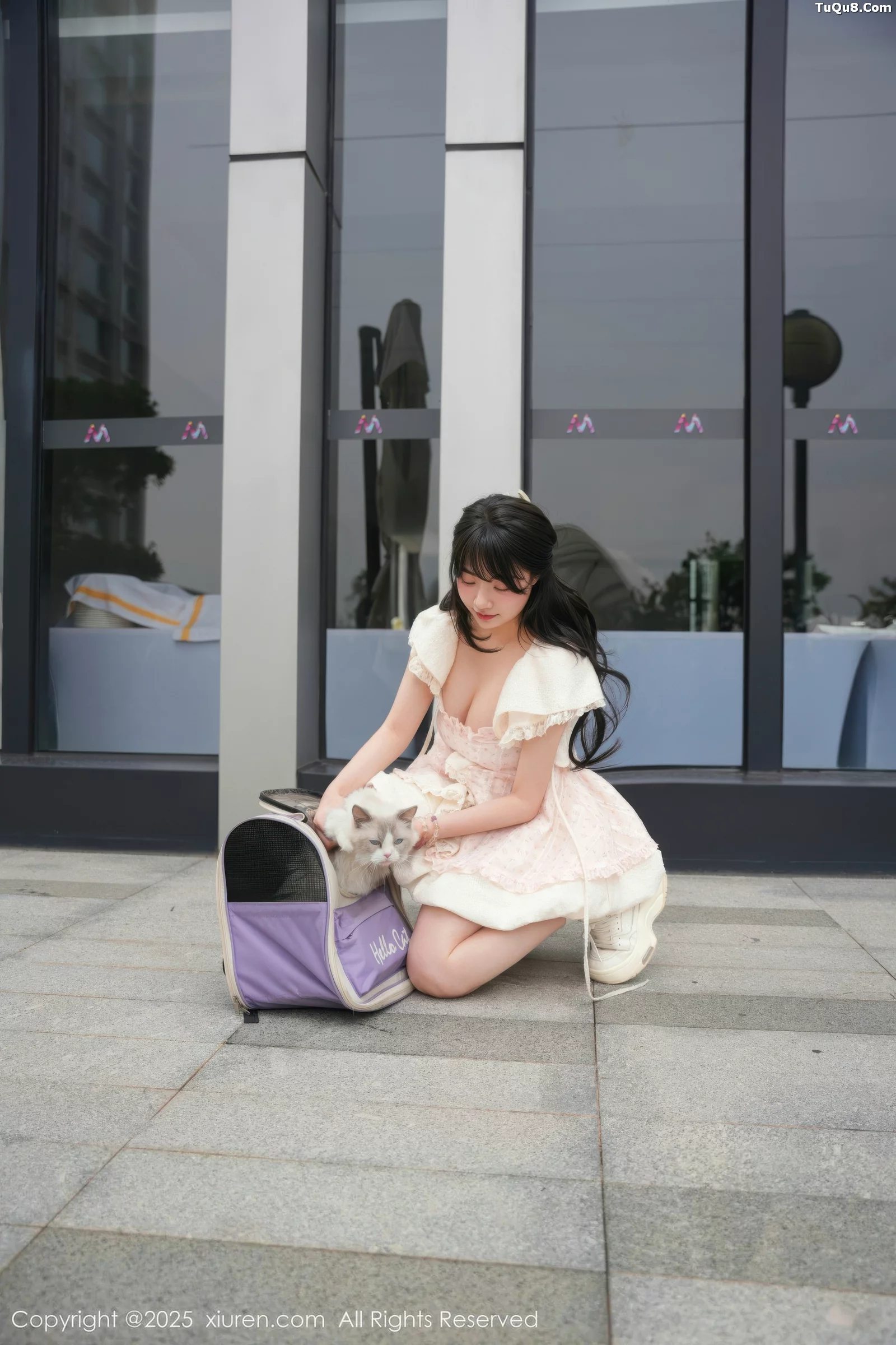 软情性感浅色连衣短裙配白色腿袜秀翘臀撩人绝美写真 第 3 张