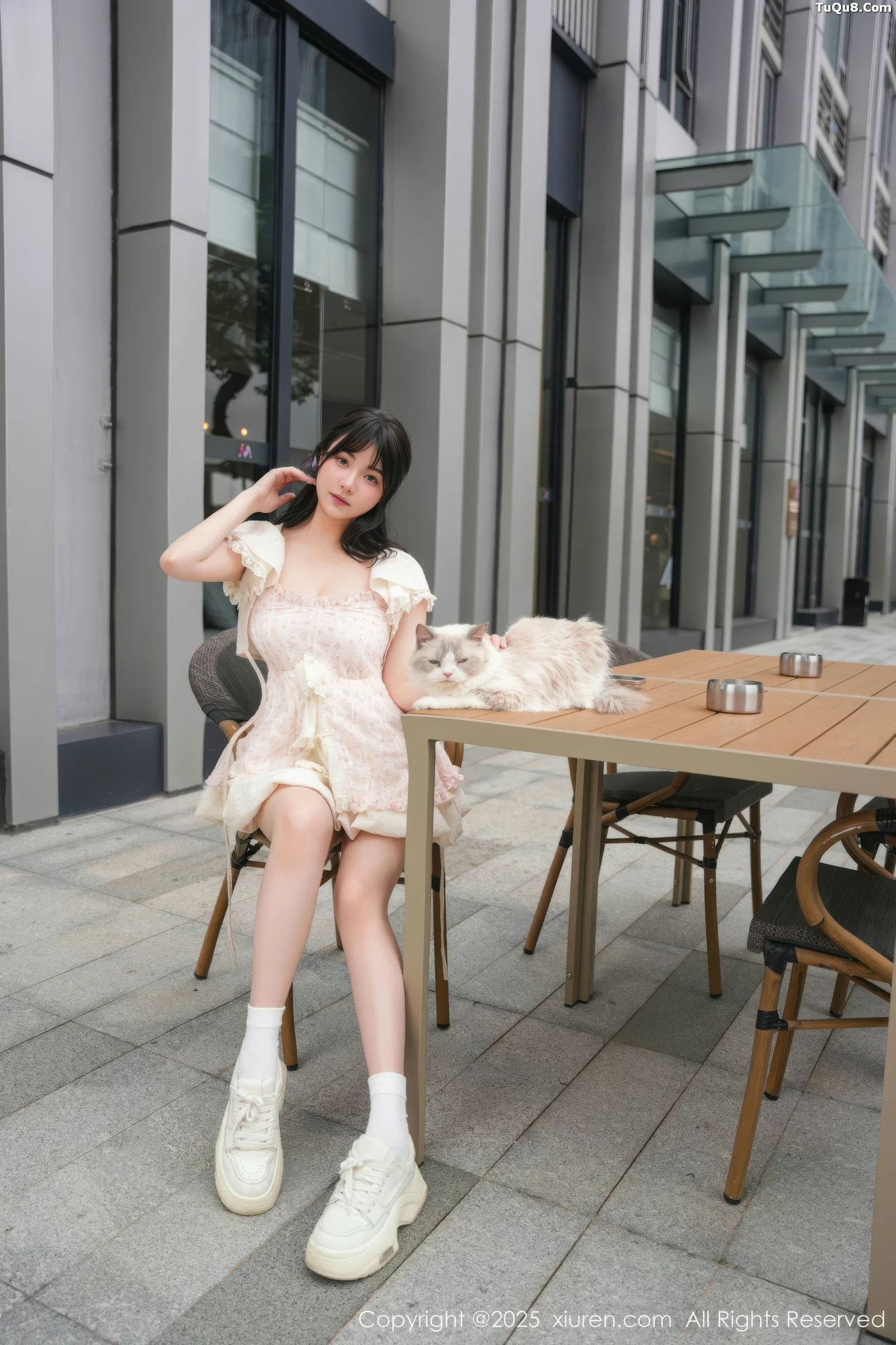 软情性感浅色连衣短裙配白色腿袜秀翘臀撩人绝美写真 第 30 张