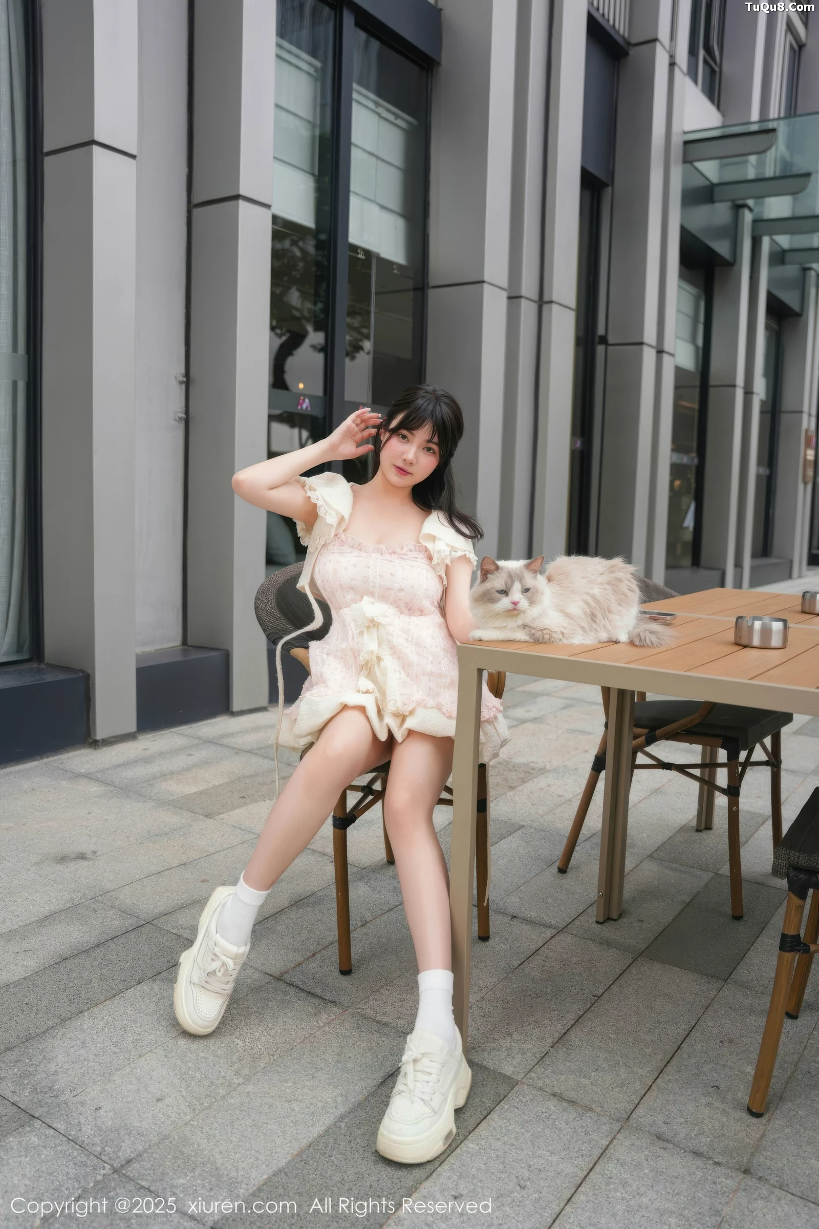 软情性感浅色连衣短裙配白色腿袜秀翘臀撩人绝美写真 第 31 张