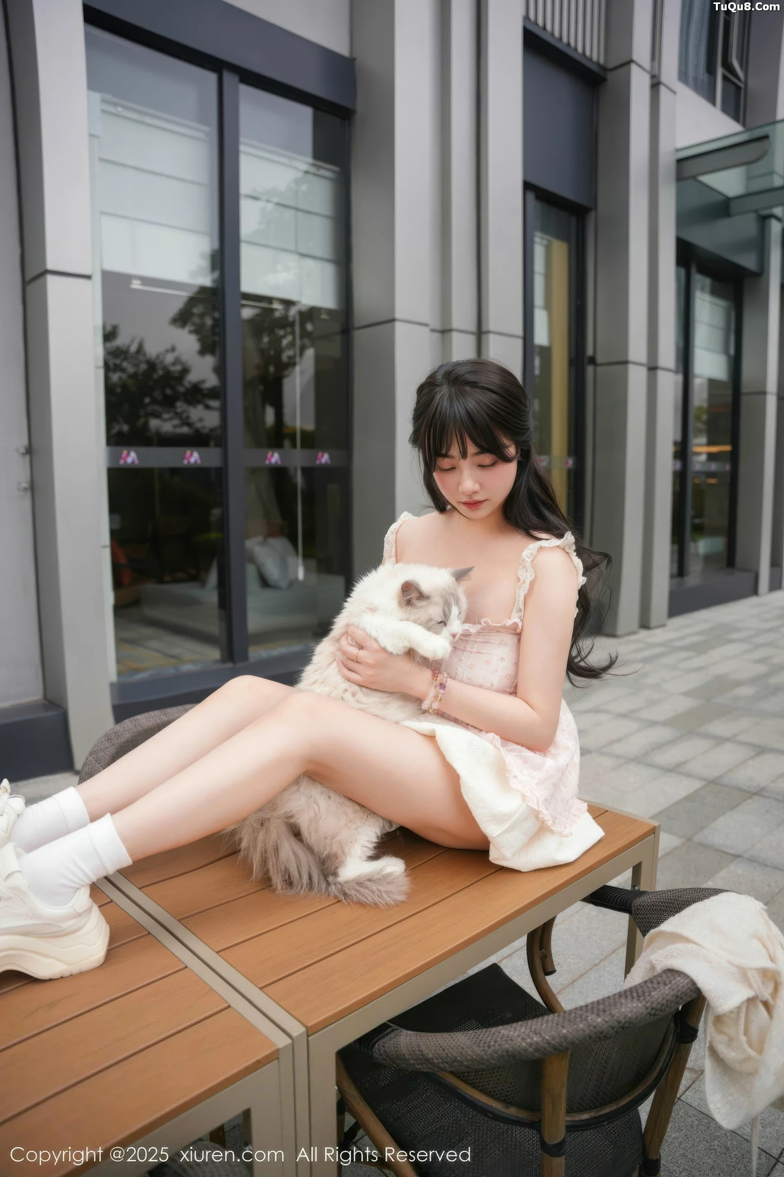 软情性感浅色连衣短裙配白色腿袜秀翘臀撩人绝美写真 第 43 张