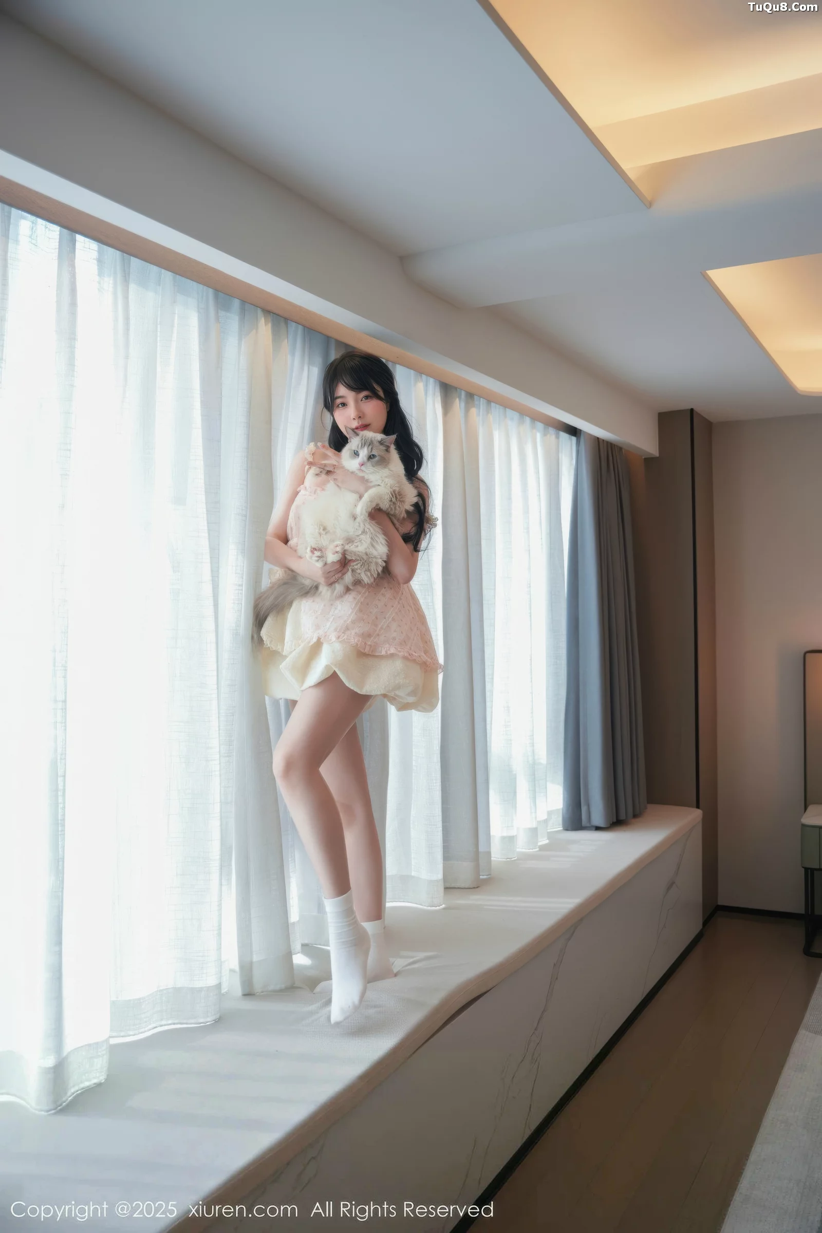 软情性感浅色连衣短裙配白色腿袜秀翘臀撩人绝美写真 第 48 张