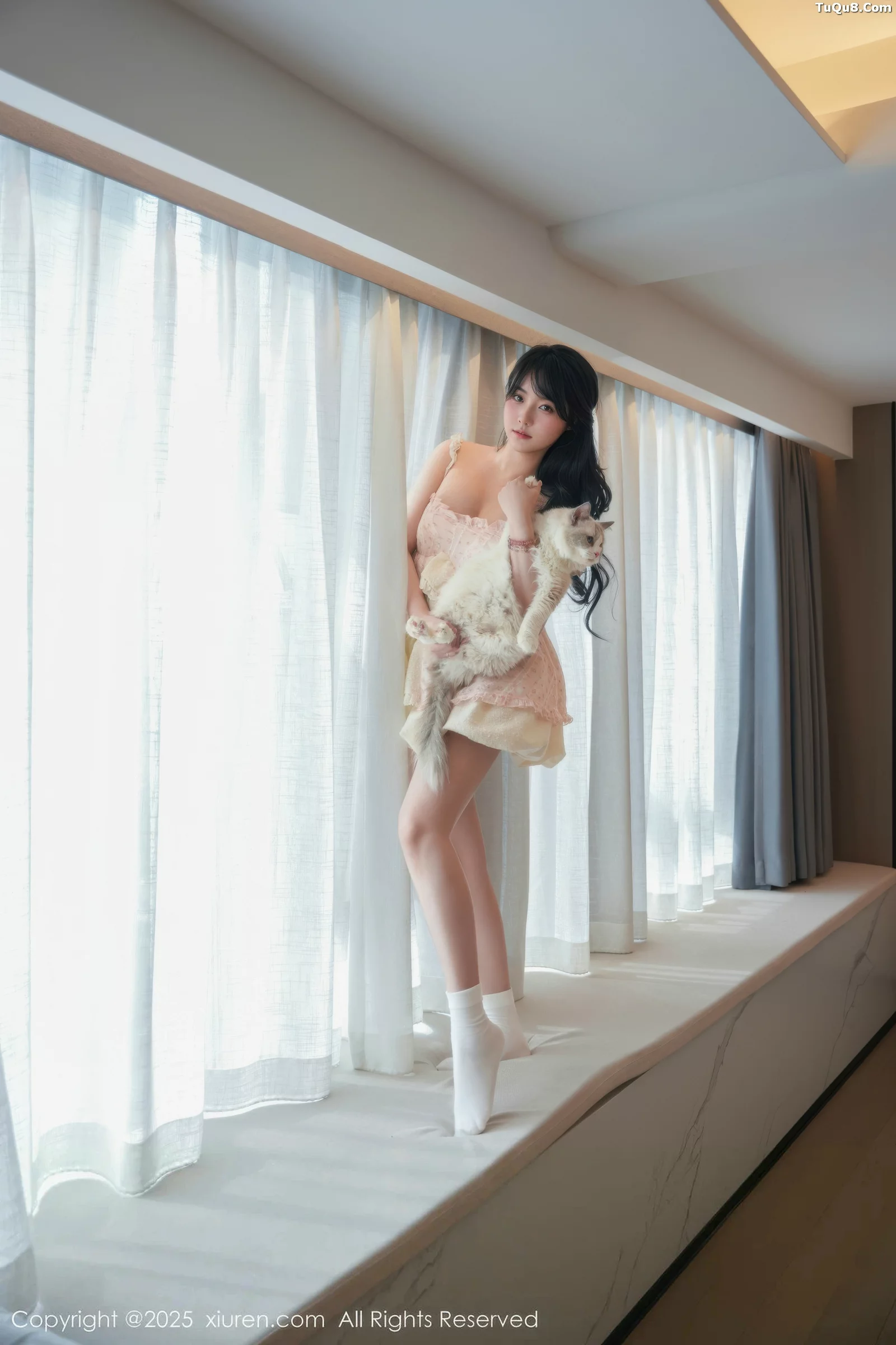 软情性感浅色连衣短裙配白色腿袜秀翘臀撩人绝美写真 第 52 张