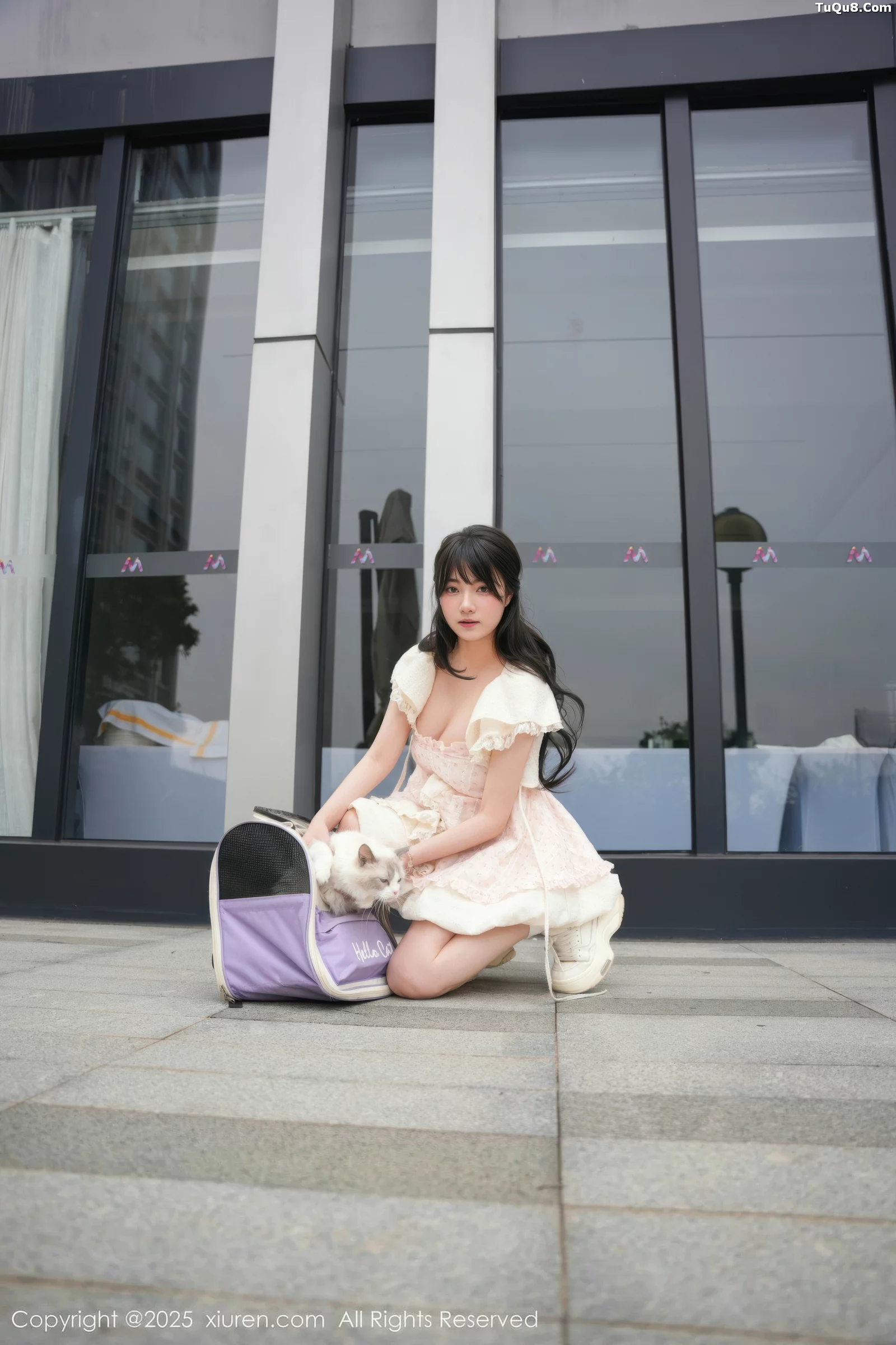 软情性感浅色连衣短裙配白色腿袜秀翘臀撩人绝美写真 第 6 张