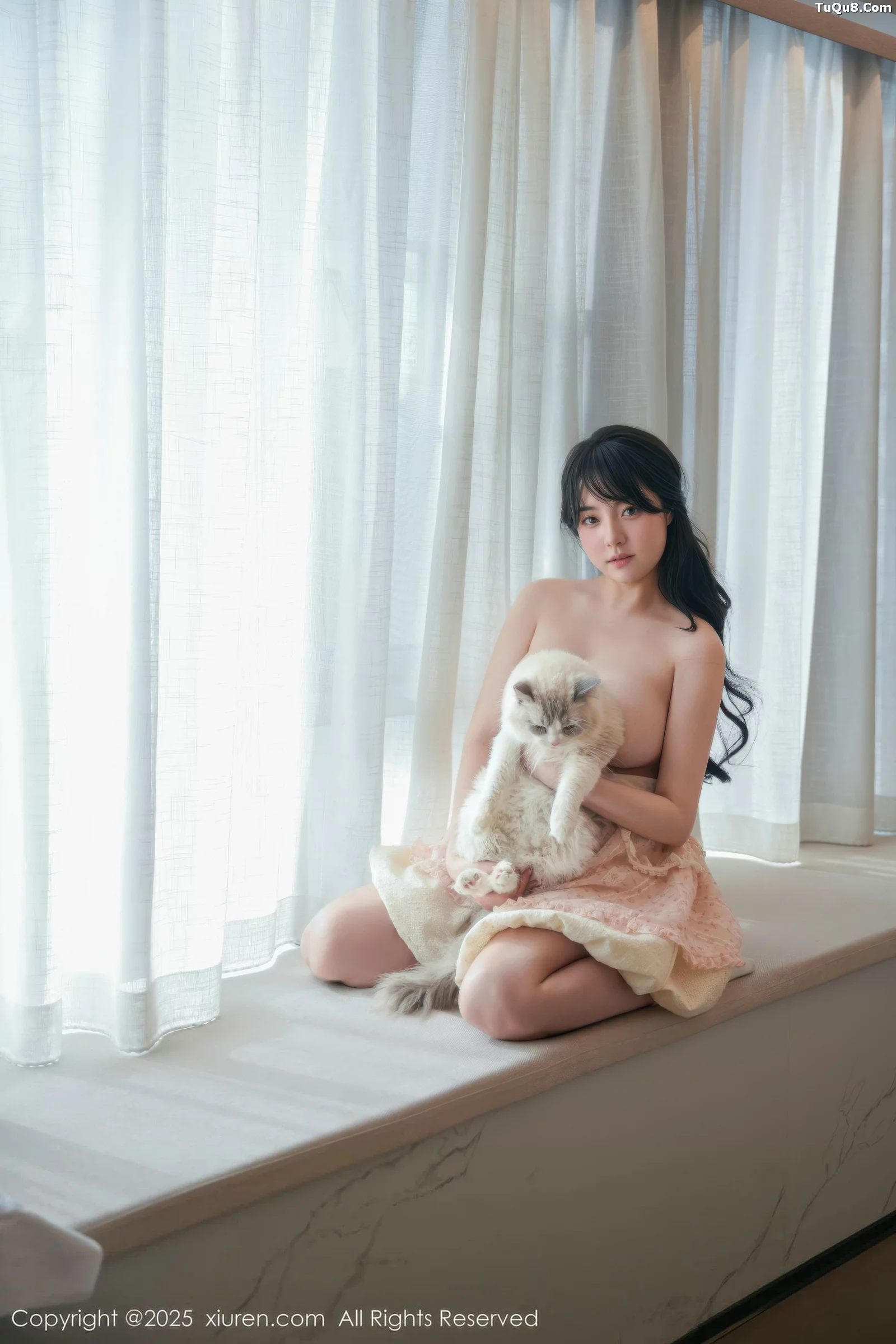 软情性感浅色连衣短裙配白色腿袜秀翘臀撩人绝美写真 第 60 张