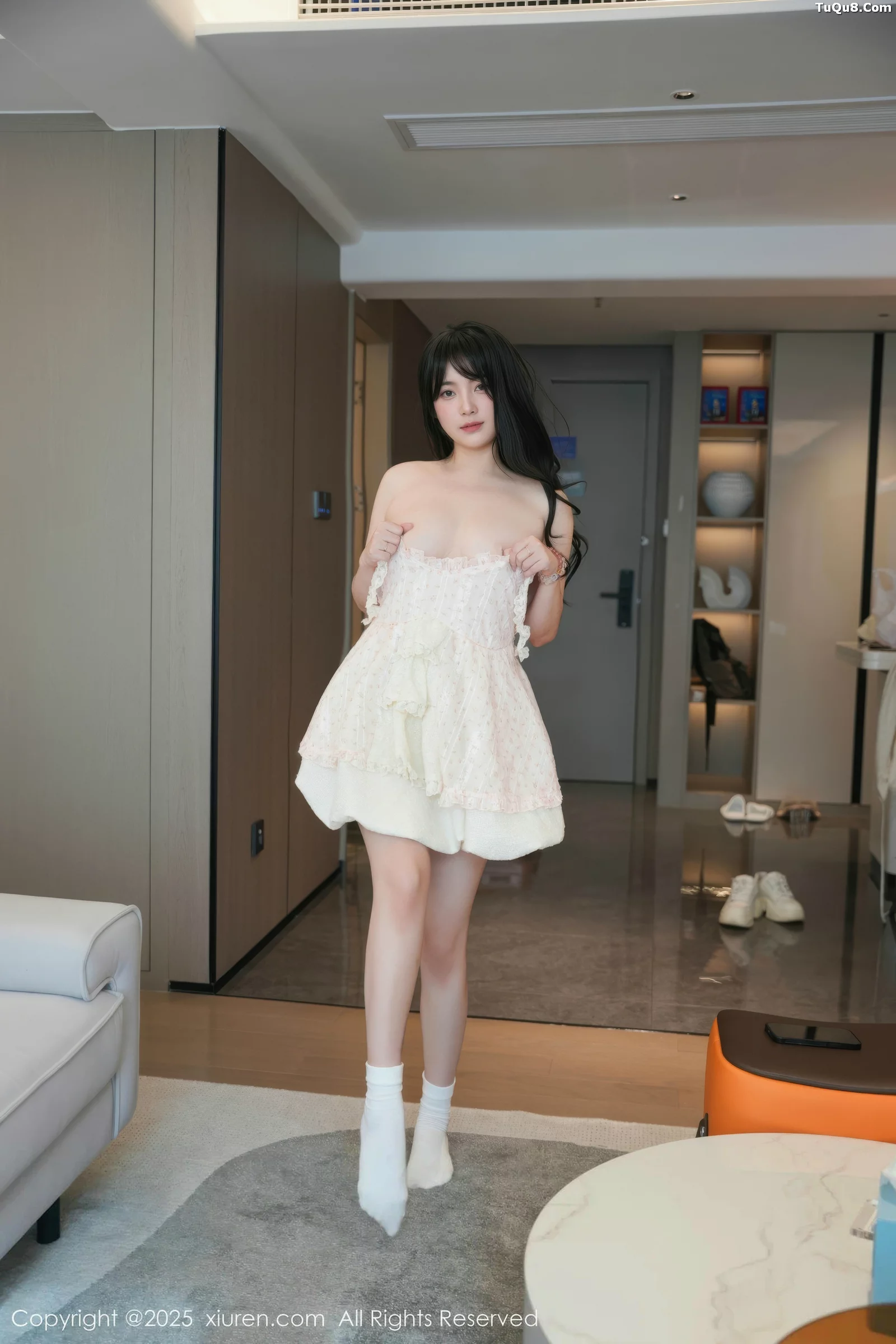 软情性感浅色连衣短裙配白色腿袜秀翘臀撩人绝美写真 第 72 张