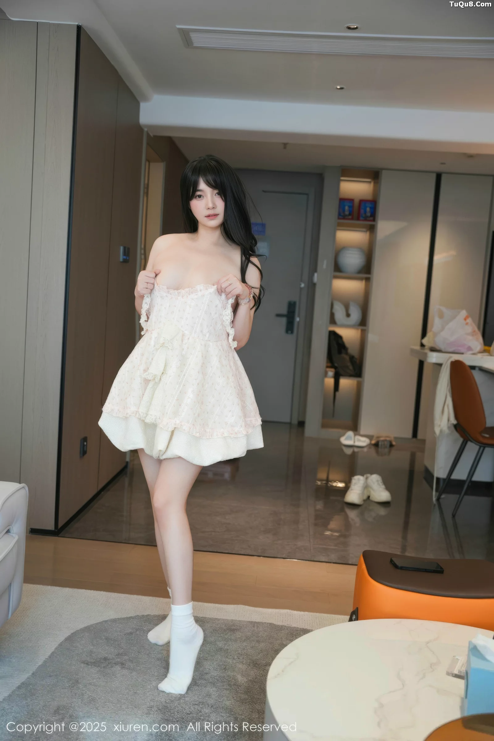 软情性感浅色连衣短裙配白色腿袜秀翘臀撩人绝美写真 第 74 张
