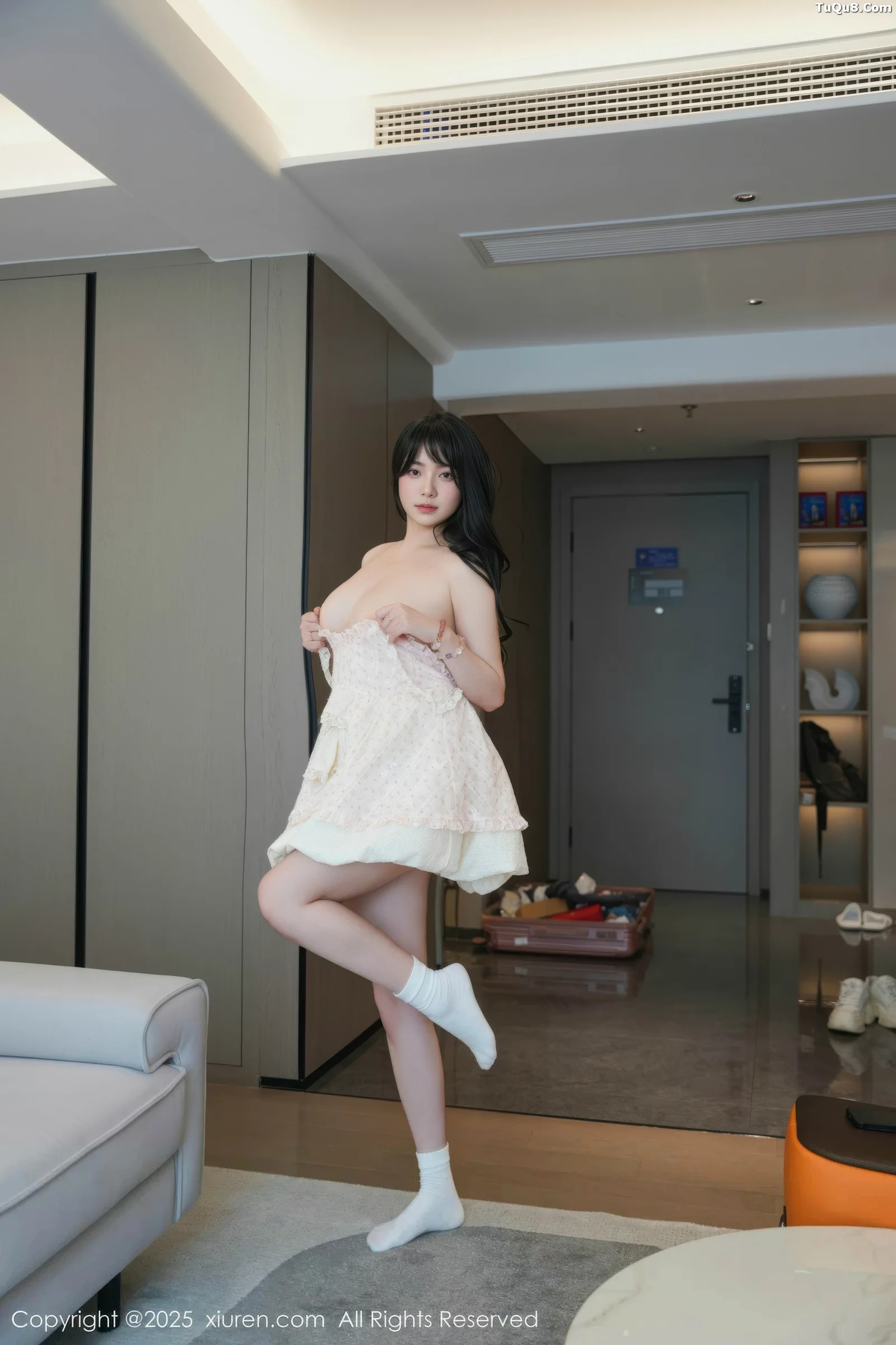 软情性感浅色连衣短裙配白色腿袜秀翘臀撩人绝美写真 第 77 张
