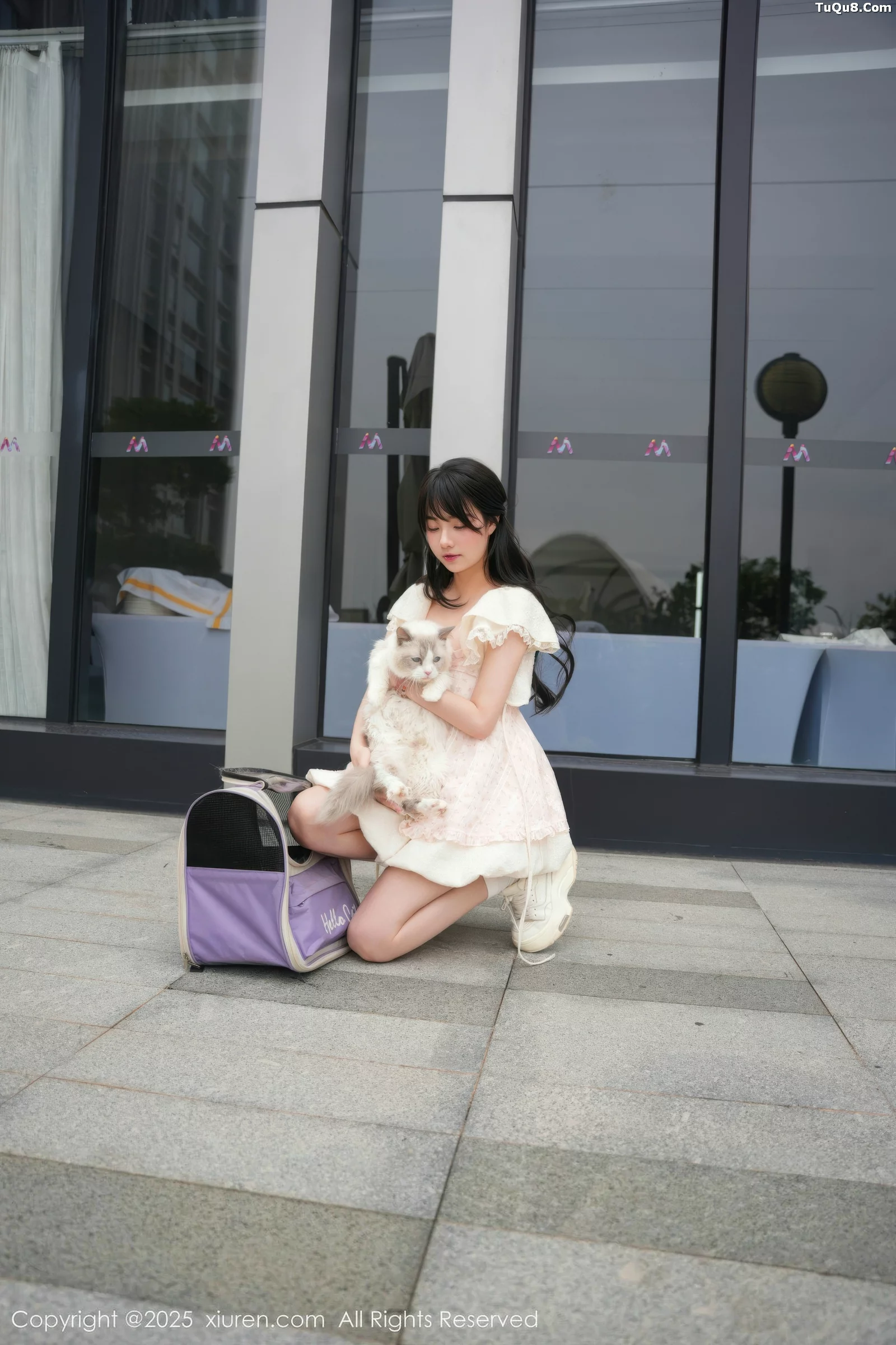 软情性感浅色连衣短裙配白色腿袜秀翘臀撩人绝美写真 第 8 张