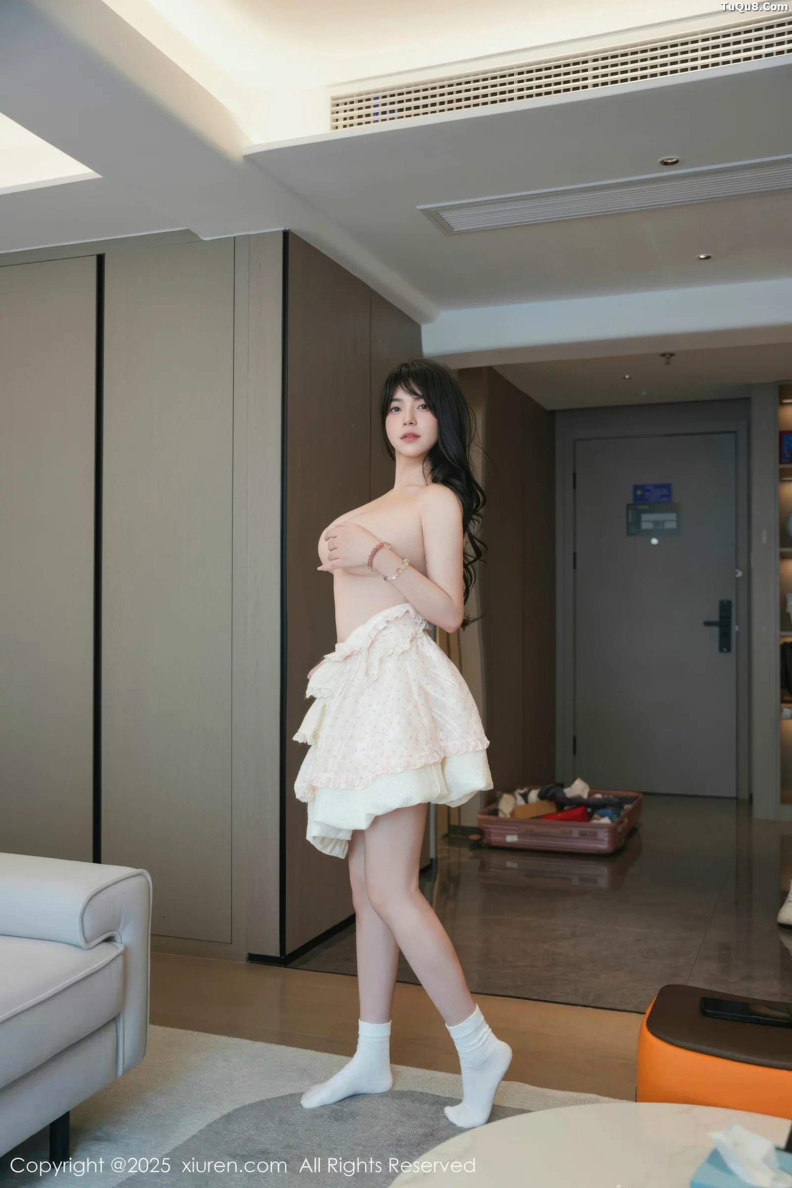 软情性感浅色连衣短裙配白色腿袜秀翘臀撩人绝美写真 第 80 张