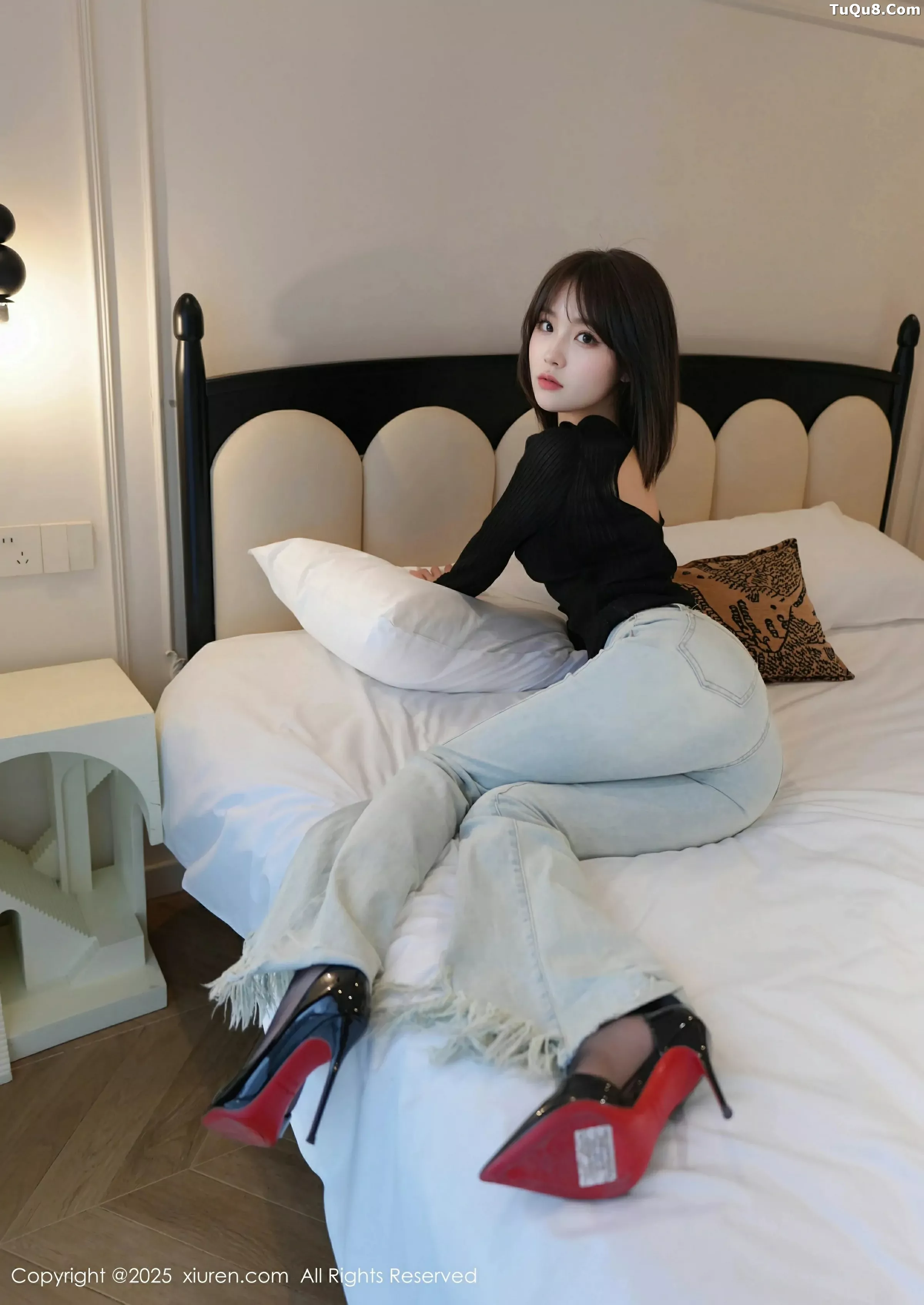汁汁性感蓝色牛仔裤露超薄无内黑丝秀曼妙身姿绝美写真 第 2 张