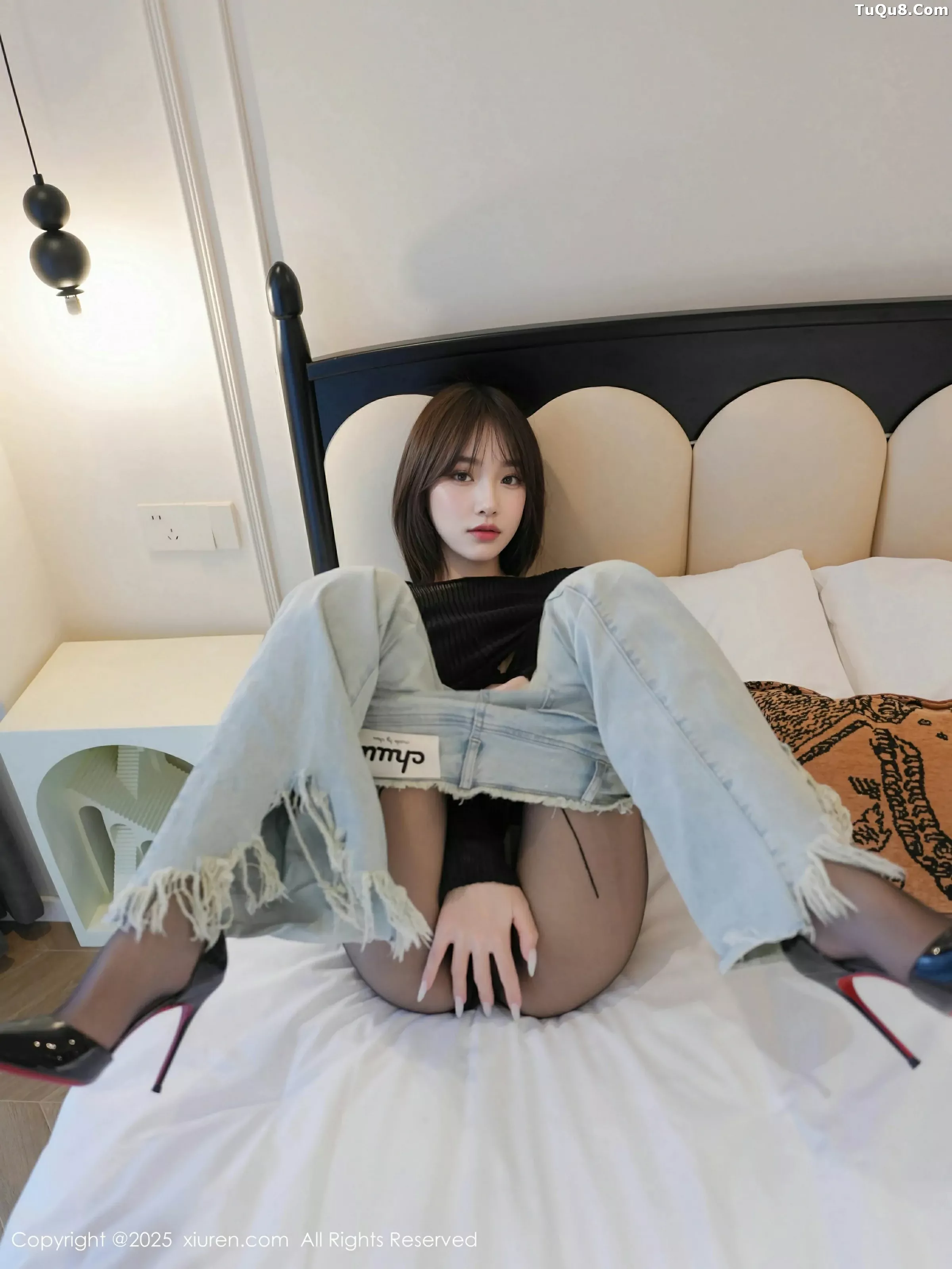 汁汁性感蓝色牛仔裤露超薄无内黑丝秀曼妙身姿绝美写真 第 6 张