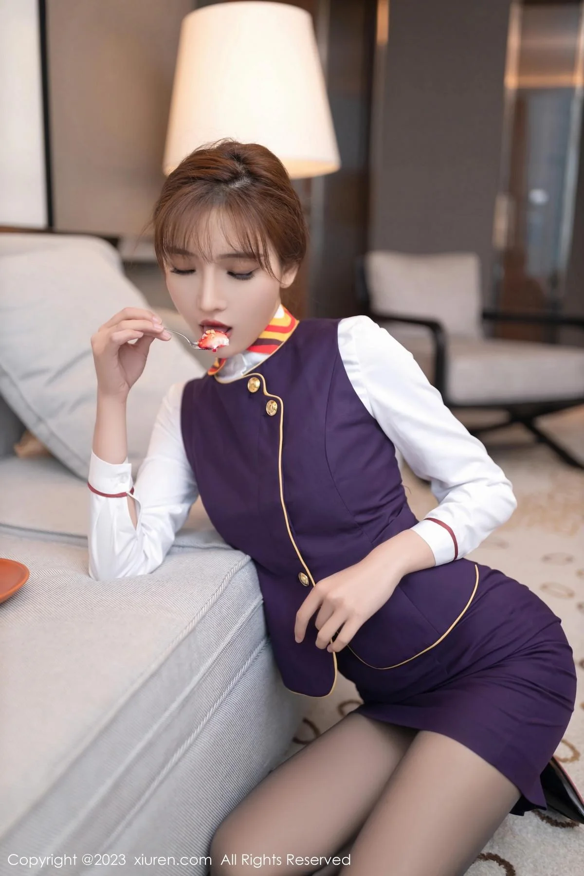 陆萱萱性感紫色空姐制服露红色薄纱内衣秀惹火身材绝美写真 第 3 张