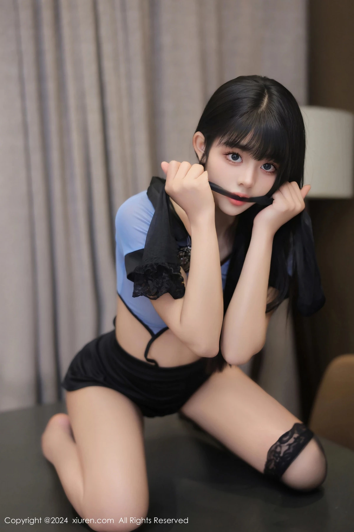 美少女@性感浅蓝色T恤配短裙露黑丝袜秀美腿绝美写真 第 134 张