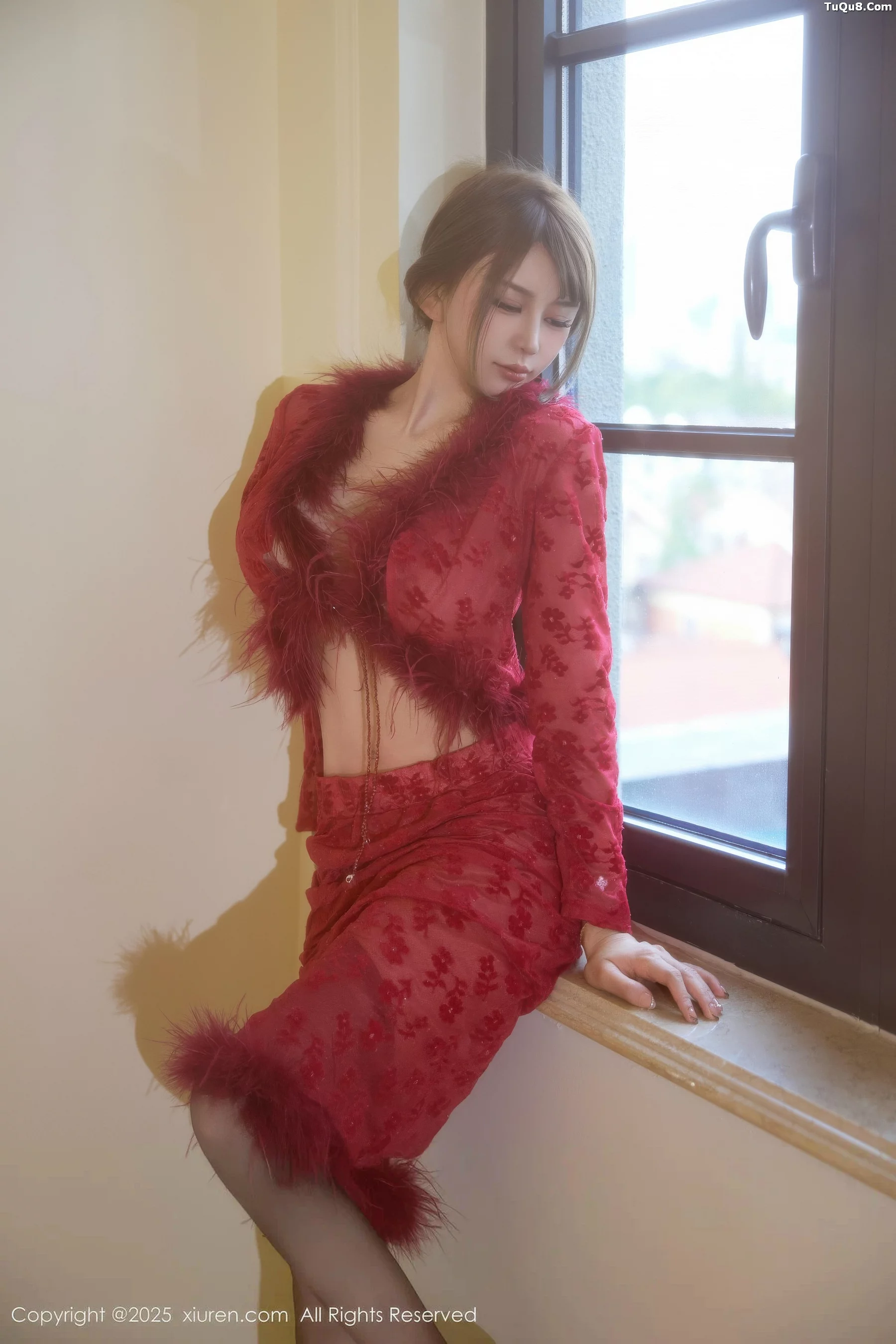 Zoe柚柚性感红色复古服饰配超薄黑丝秀凹凸身材绝美写真 第 3 张