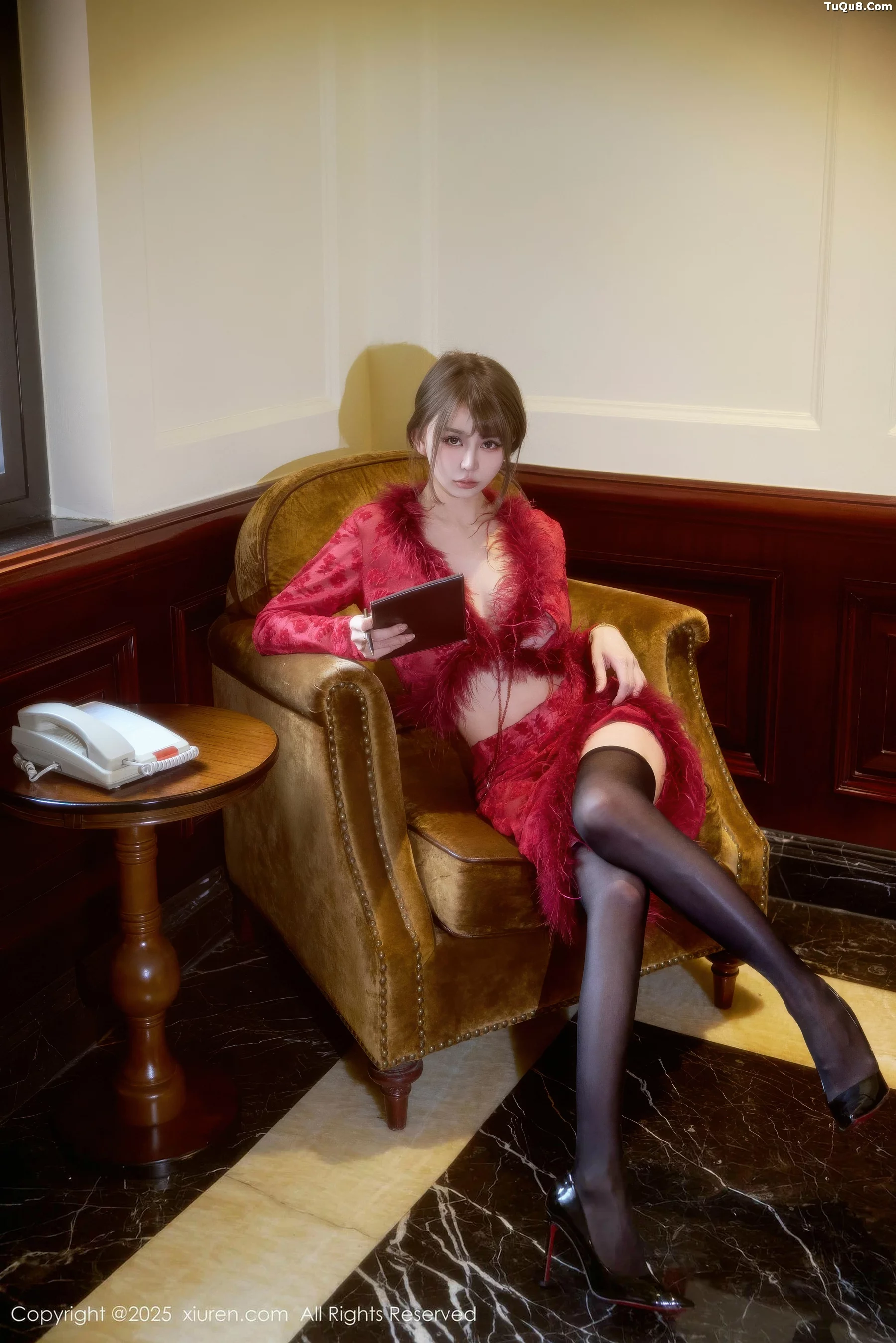 Zoe柚柚性感红色复古服饰配超薄黑丝秀凹凸身材绝美写真 第 30 张