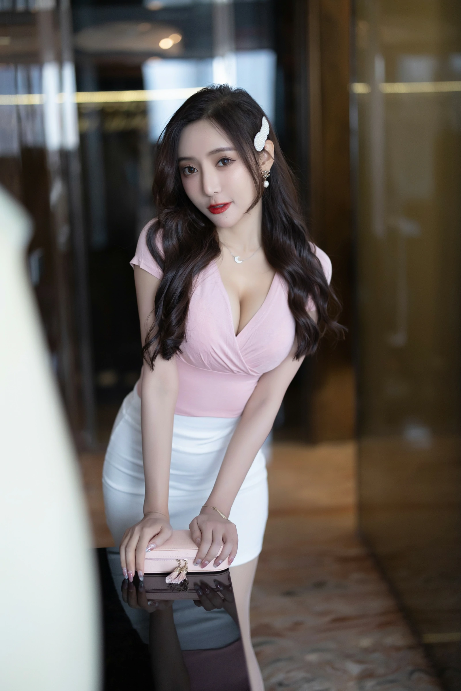 [秀人付费] 王馨瑶Yanni 诱人私拍福利 粉色上衣白裙 第 1 张
