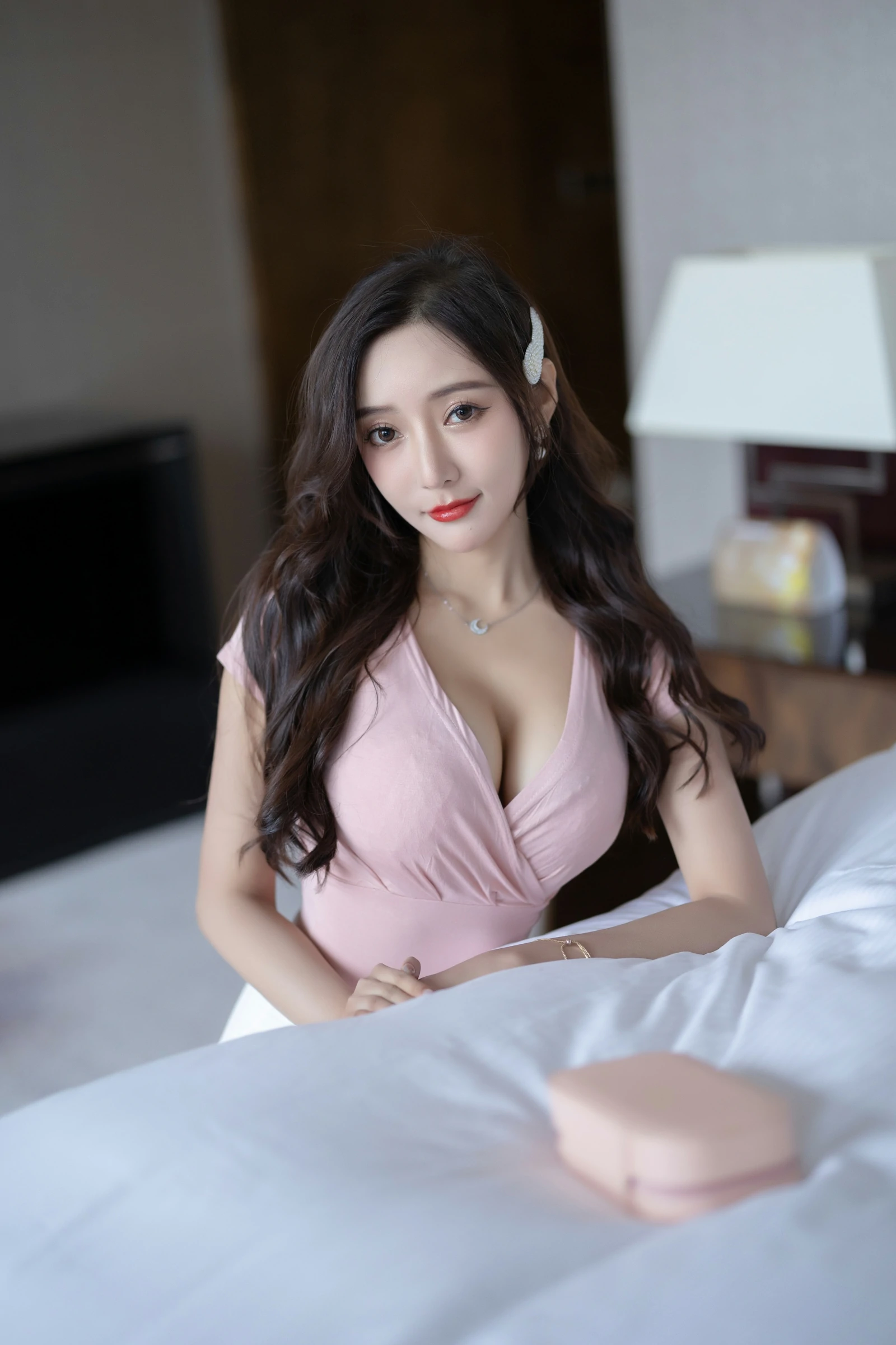 [秀人付费] 王馨瑶Yanni 诱人私拍福利 粉色上衣白裙 第 19 张
