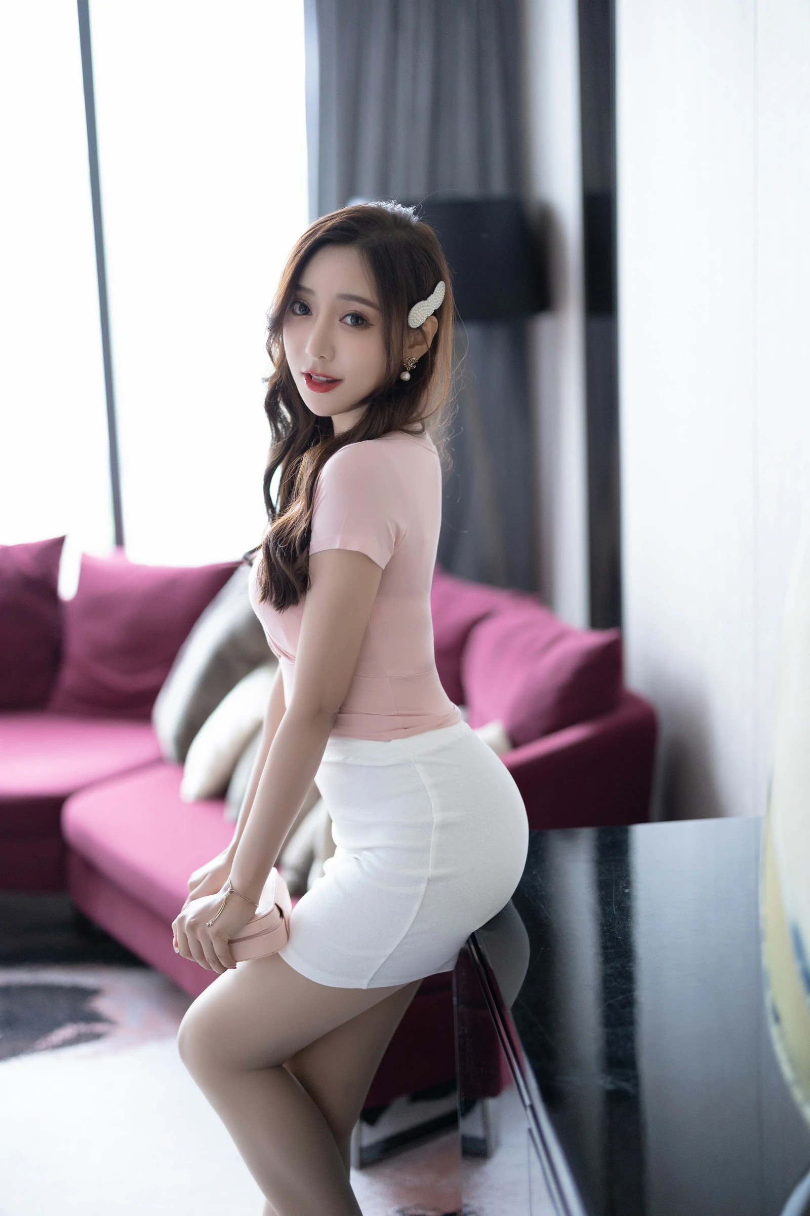 [秀人付费] 王馨瑶Yanni 诱人私拍福利 粉色上衣白裙 第 4 张
