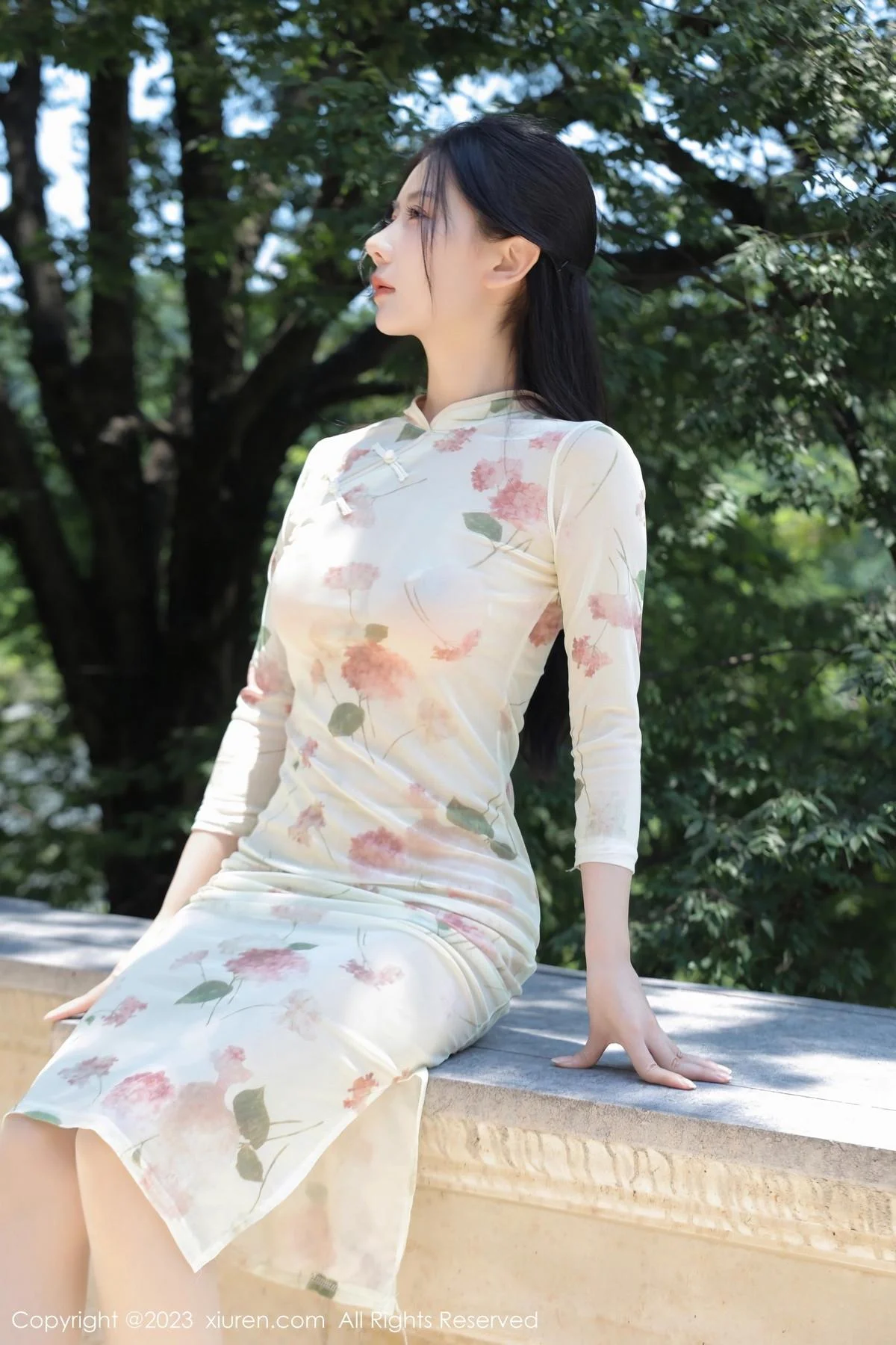尹甜甜性感米色旗袍服配超薄无内肉丝秀完美身材绝美写真 第 1 张