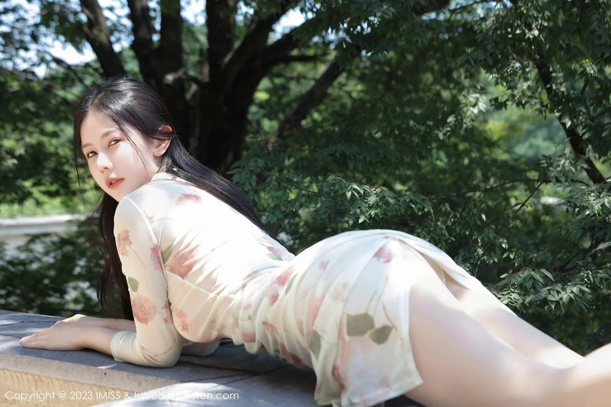尹甜甜性感米色旗袍服配超薄无内肉丝秀完美身材绝美写真 第 10 张