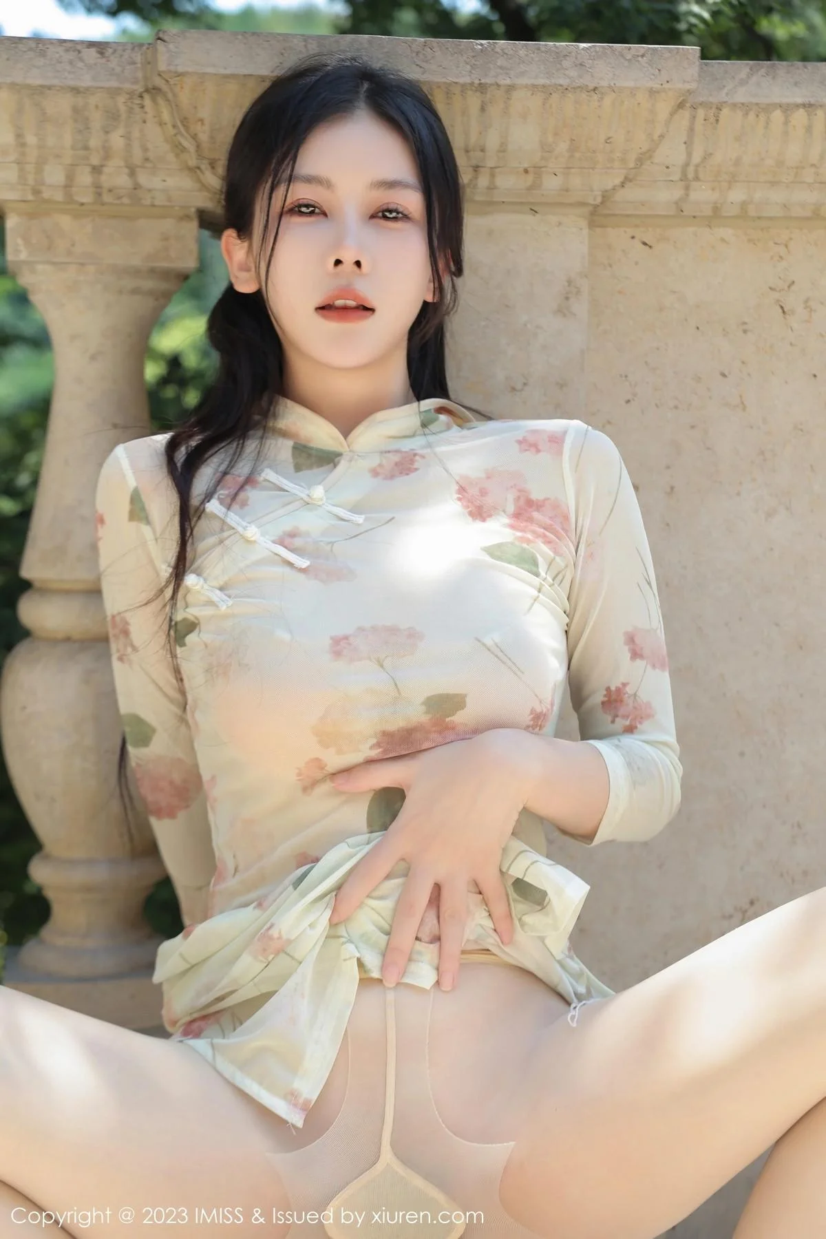 尹甜甜性感米色旗袍服配超薄无内肉丝秀完美身材绝美写真 第 17 张