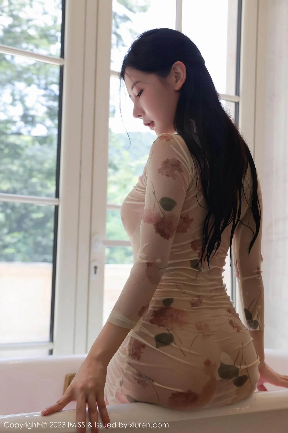 尹甜甜性感米色旗袍服配超薄无内肉丝秀完美身材绝美写真 第 35 张