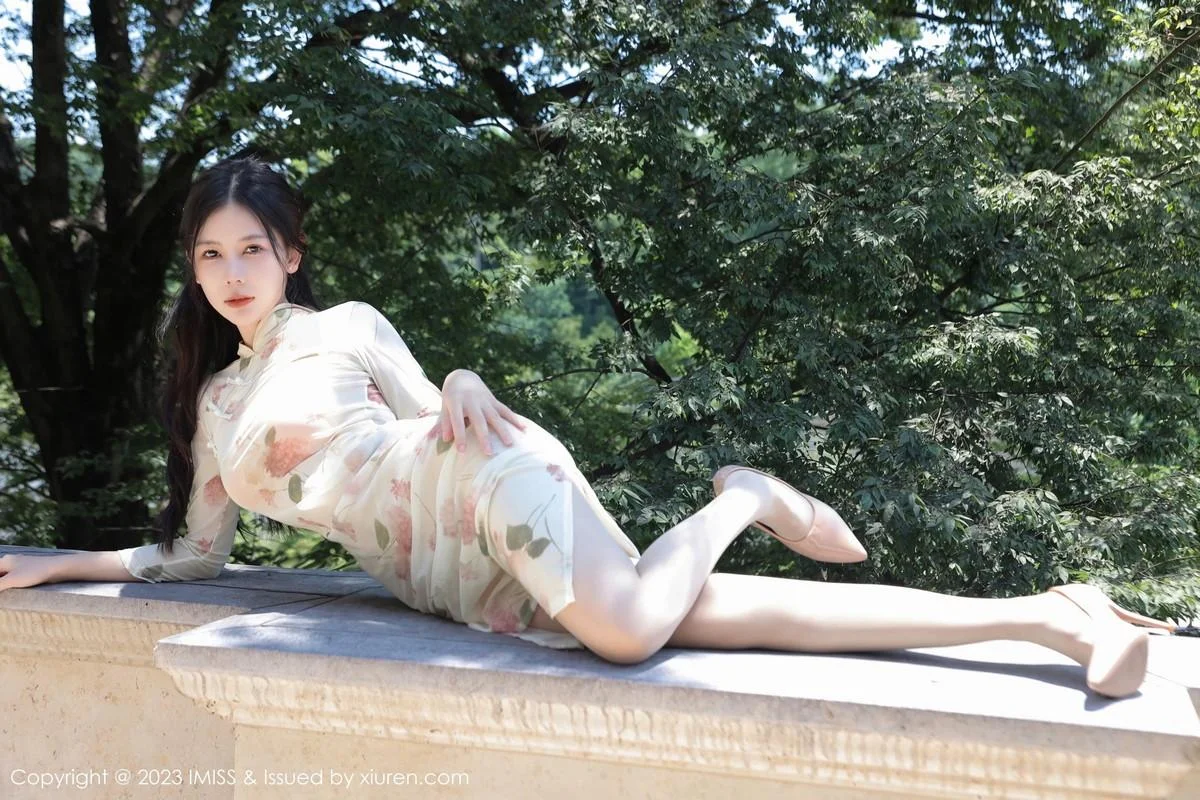 尹甜甜性感米色旗袍服配超薄无内肉丝秀完美身材绝美写真 第 7 张