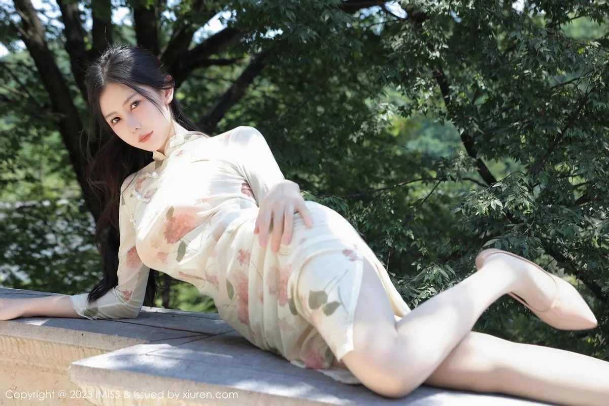 尹甜甜性感米色旗袍服配超薄无内肉丝秀完美身材绝美写真 第 8 张