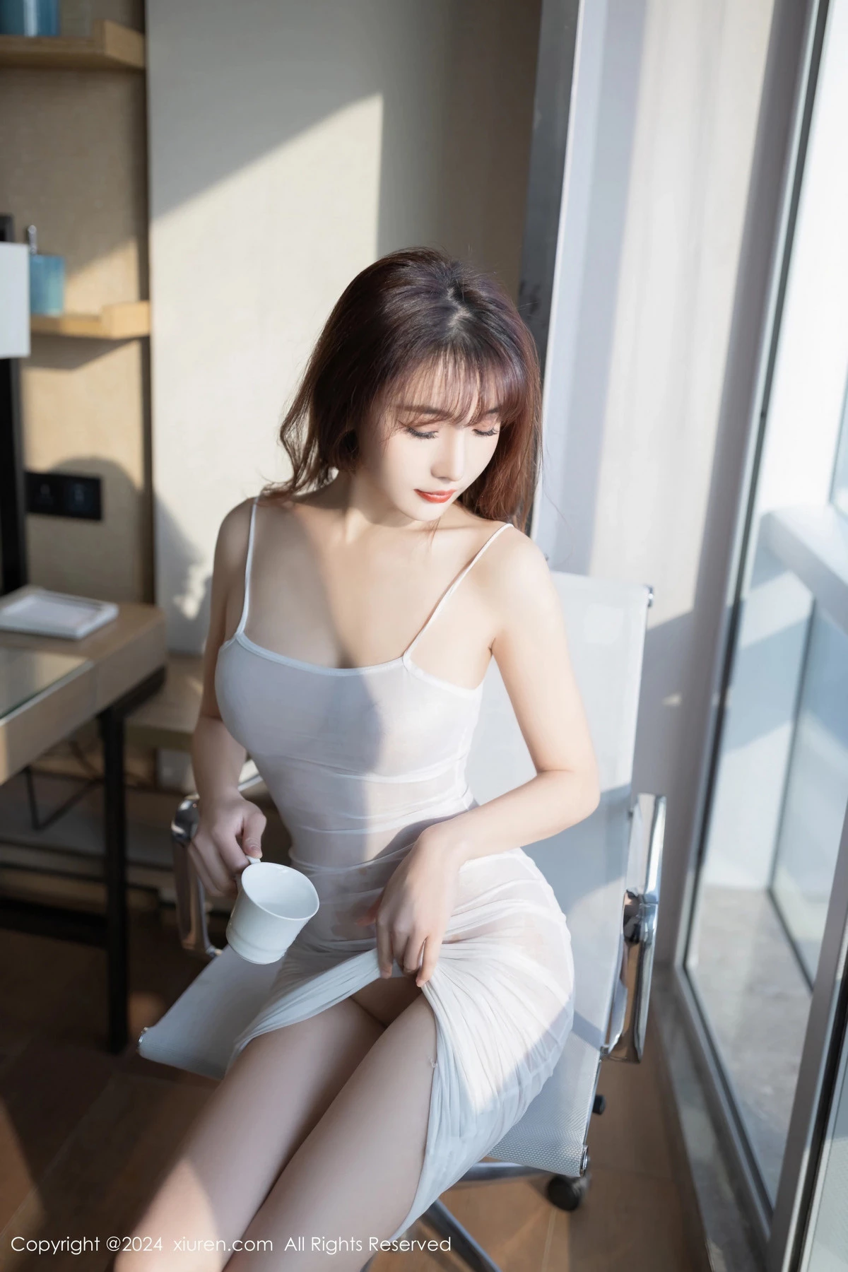 陆萱萱性感白色轻透吊带长裙真空秀惹火身材极致绝美写真 第 14 张