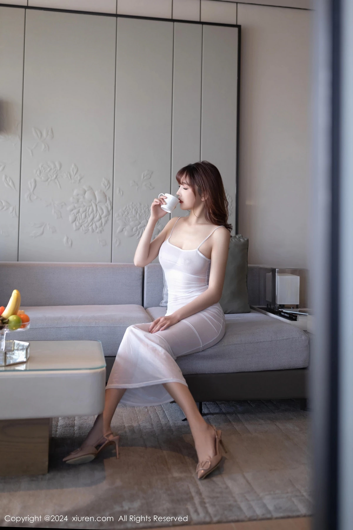 陆萱萱性感白色轻透吊带长裙真空秀惹火身材极致绝美写真 第 24 张