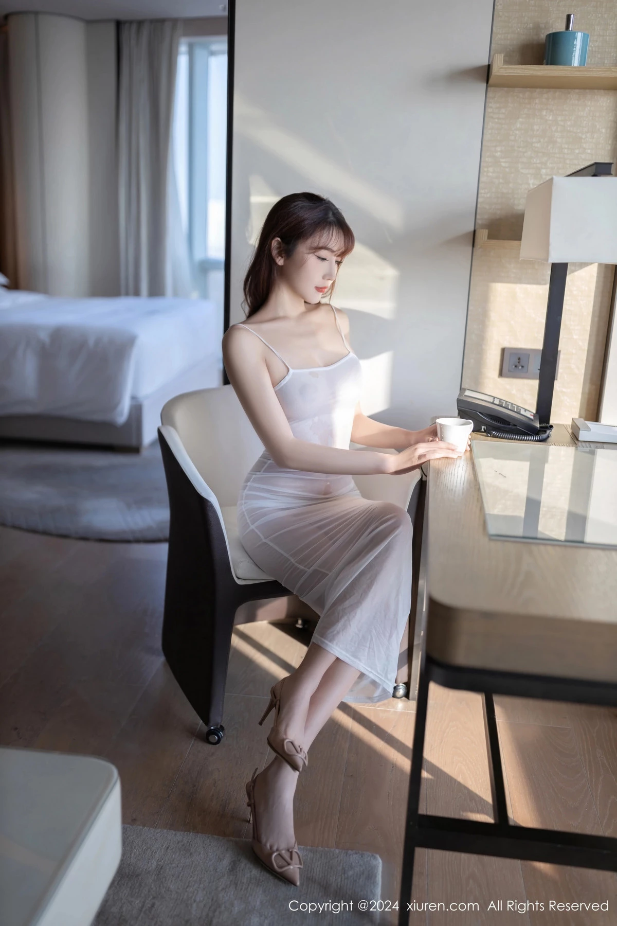 陆萱萱性感白色轻透吊带长裙真空秀惹火身材极致绝美写真 第 4 张