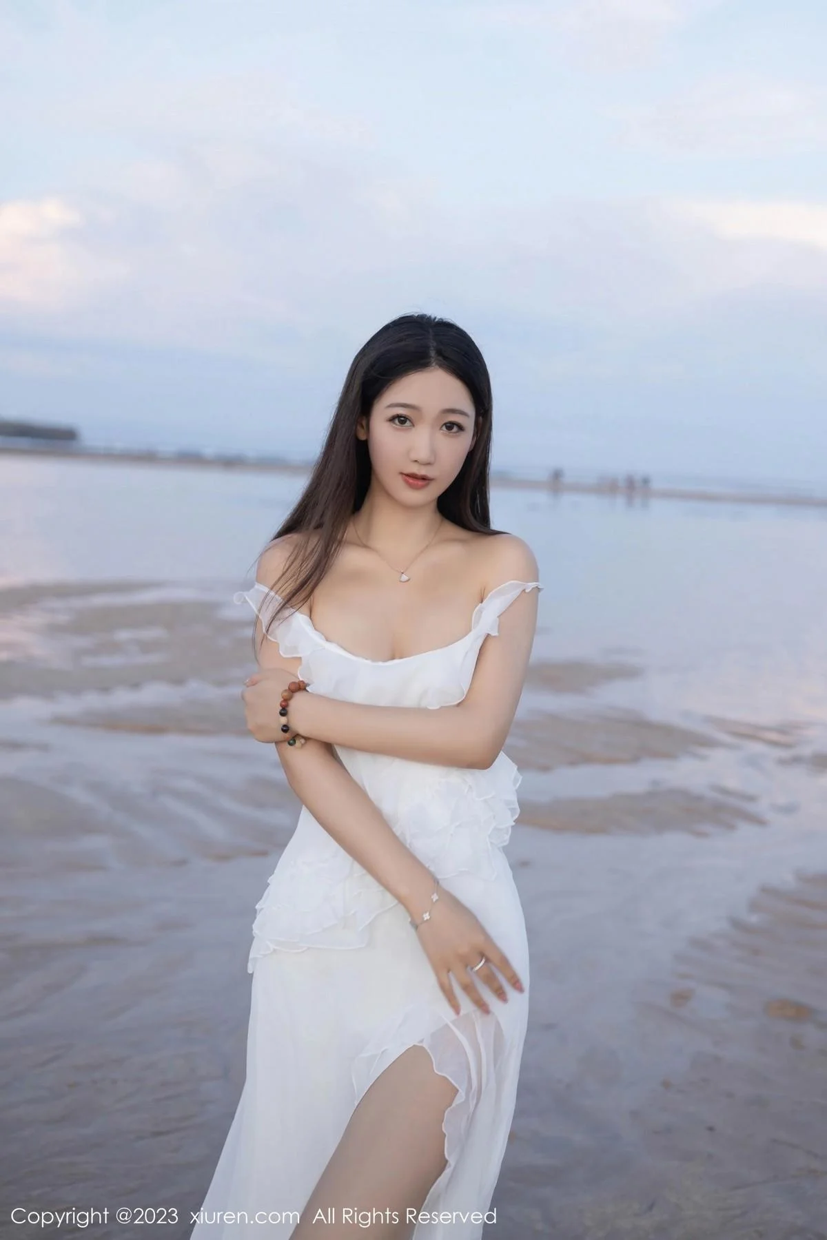 唐安琪白色连衣长裙+性感白色吊带睡裙秀曼妙身姿绝美写真 第 10 张