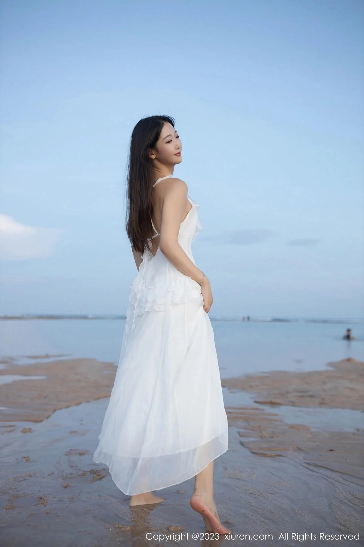 唐安琪白色连衣长裙+性感白色吊带睡裙秀曼妙身姿绝美写真 第 12 张