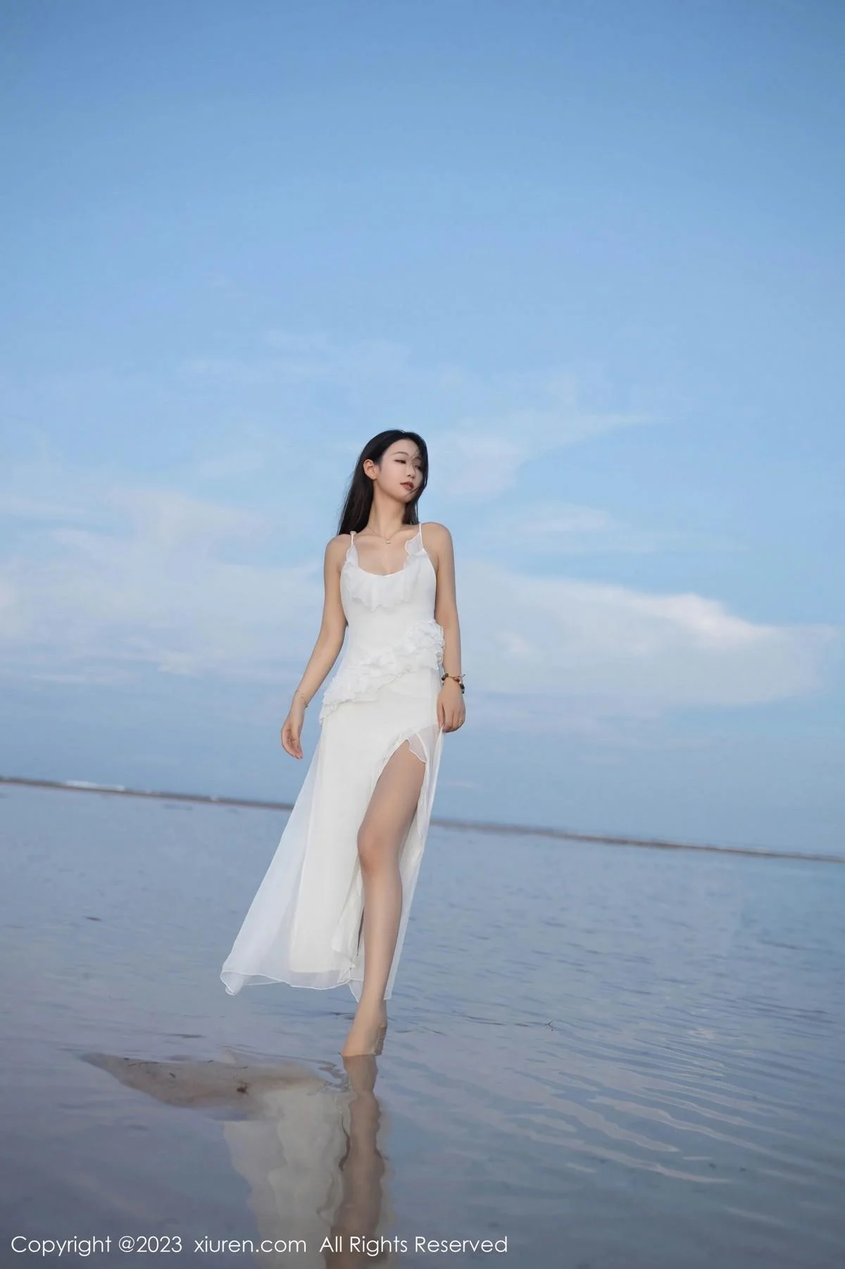 唐安琪白色连衣长裙+性感白色吊带睡裙秀曼妙身姿绝美写真 第 13 张