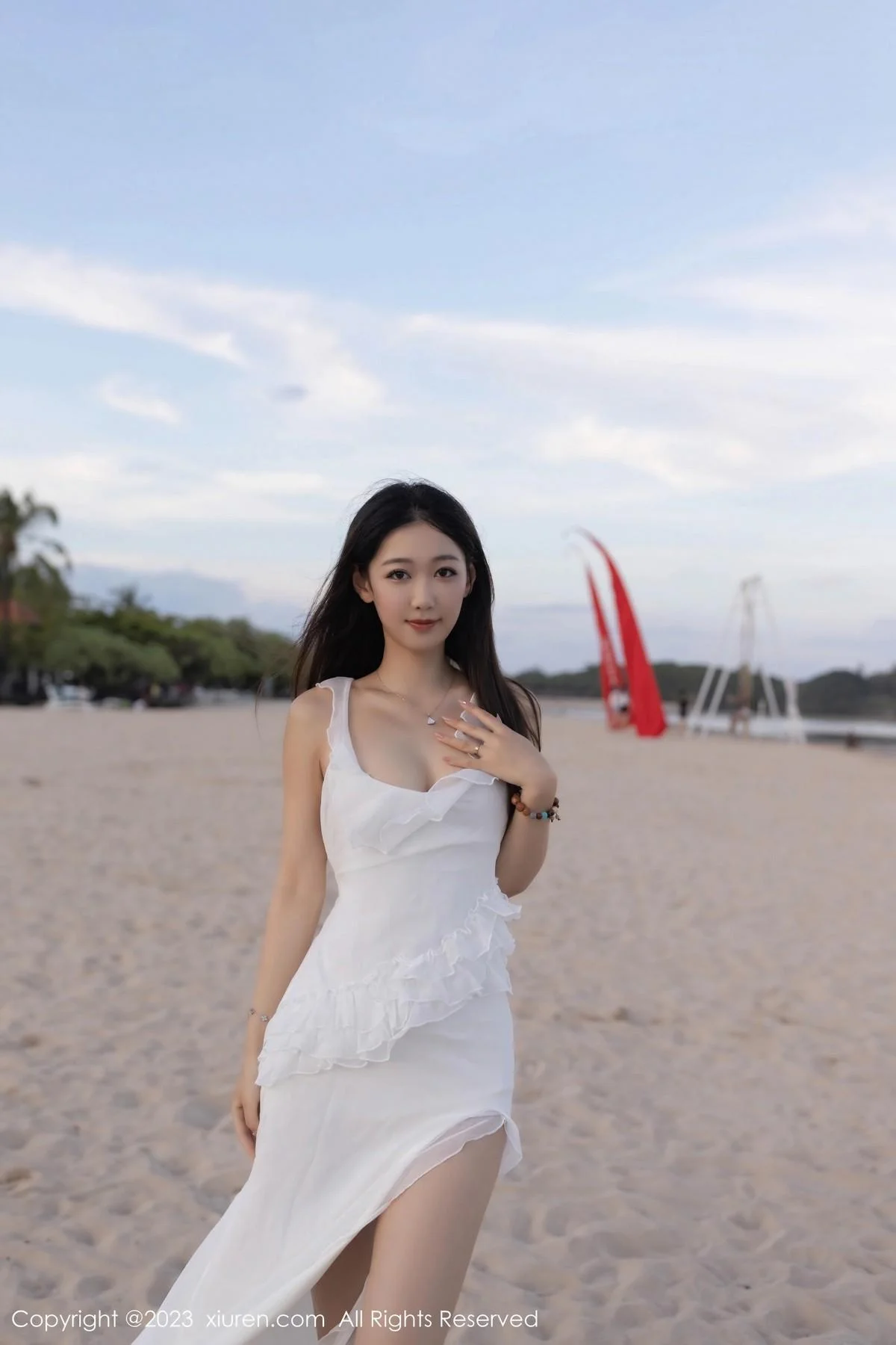 唐安琪白色连衣长裙+性感白色吊带睡裙秀曼妙身姿绝美写真 第 2 张