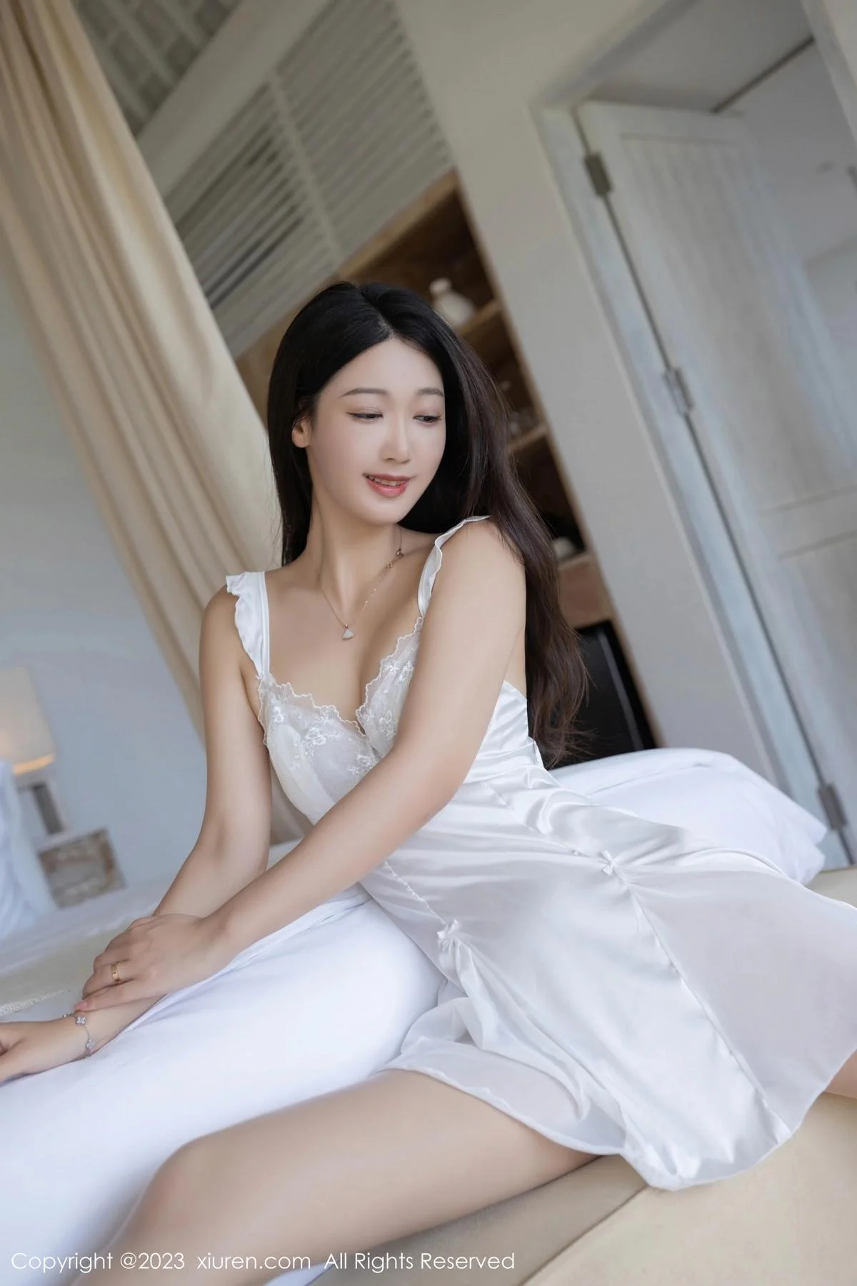 唐安琪白色连衣长裙+性感白色吊带睡裙秀曼妙身姿绝美写真 第 24 张