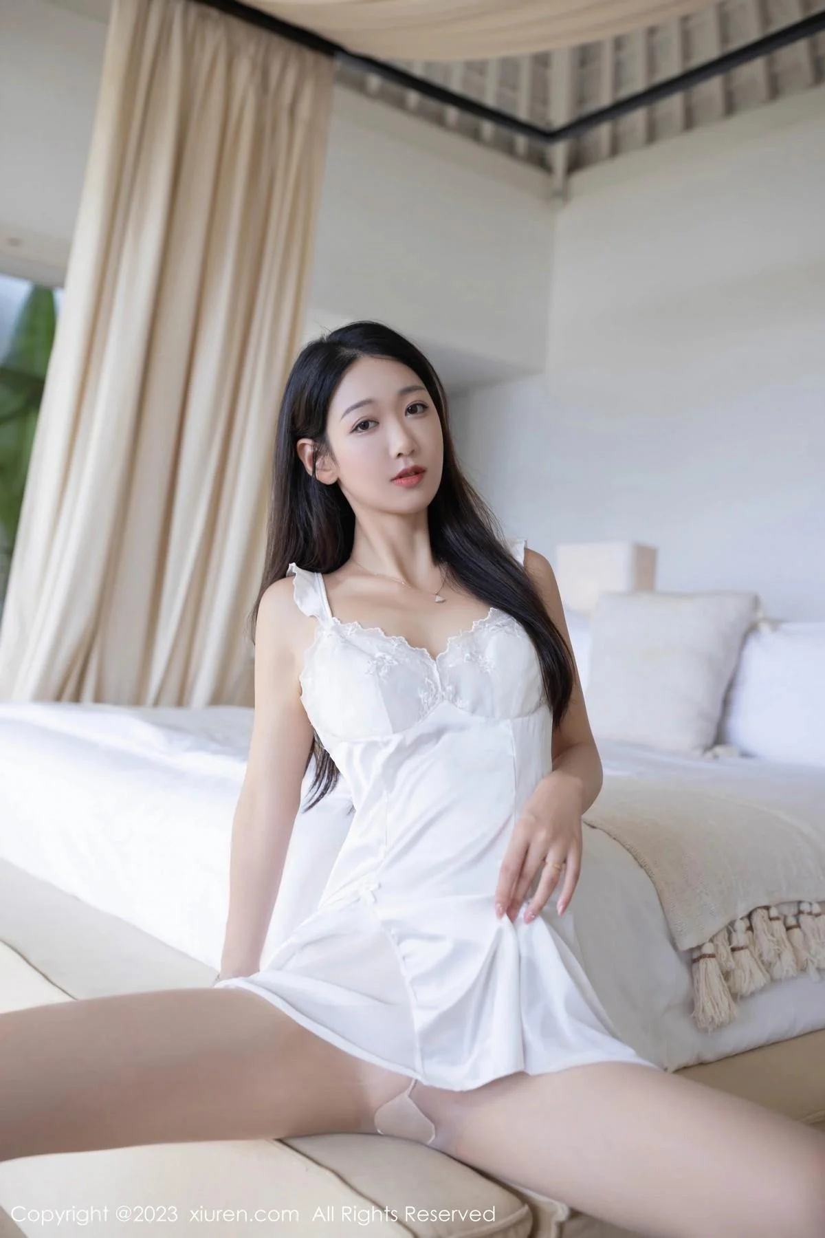唐安琪白色连衣长裙+性感白色吊带睡裙秀曼妙身姿绝美写真 第 29 张