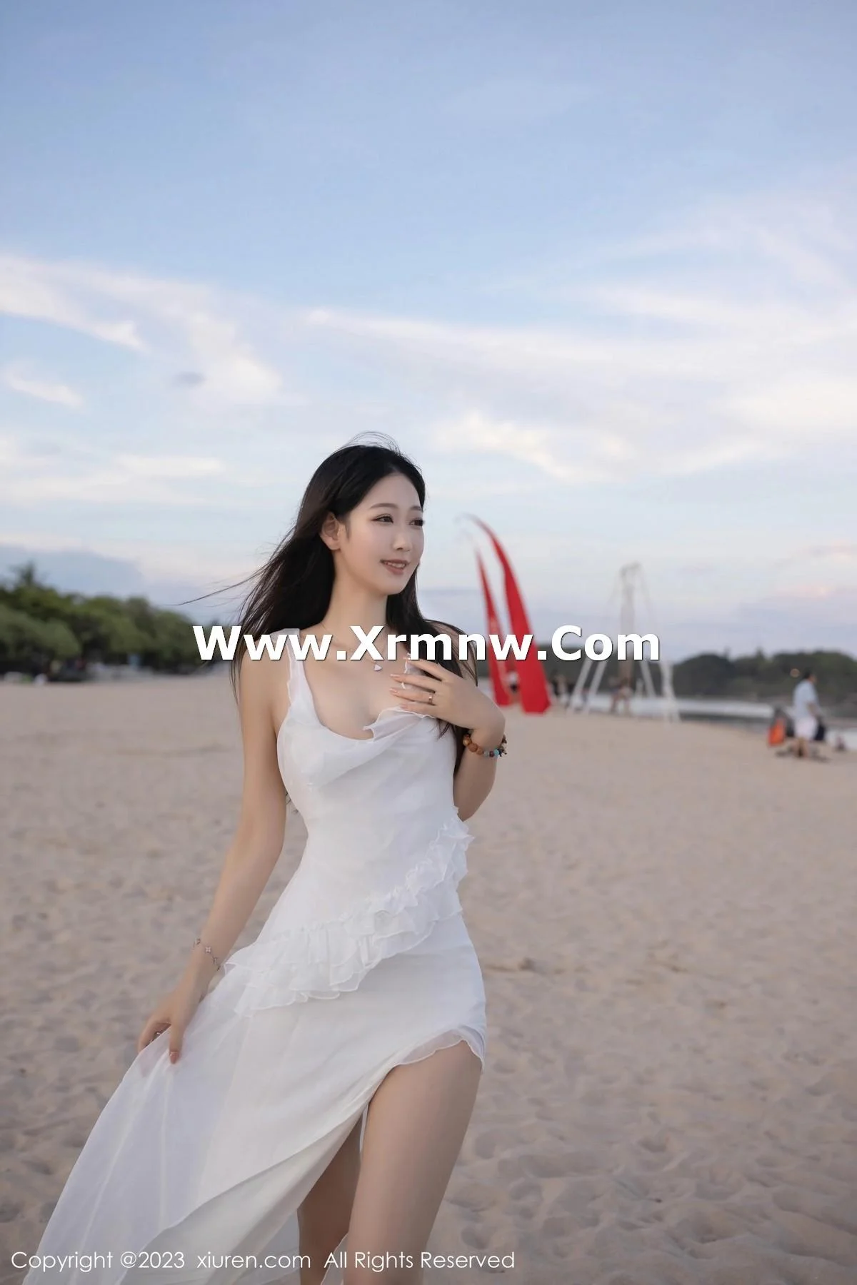 唐安琪白色连衣长裙+性感白色吊带睡裙秀曼妙身姿绝美写真 第 3 张