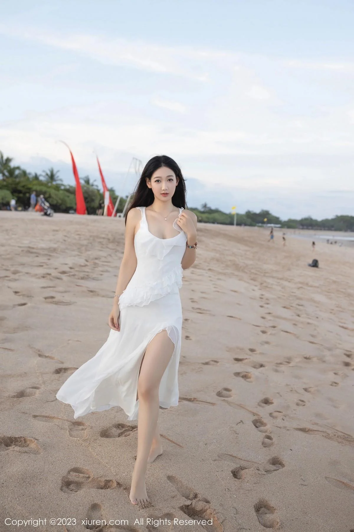 唐安琪白色连衣长裙+性感白色吊带睡裙秀曼妙身姿绝美写真 第 4 张