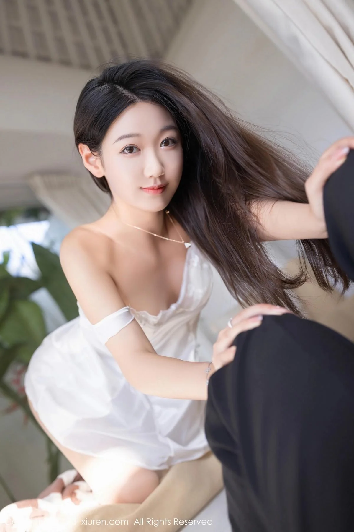 唐安琪白色连衣长裙+性感白色吊带睡裙秀曼妙身姿绝美写真 第 59 张