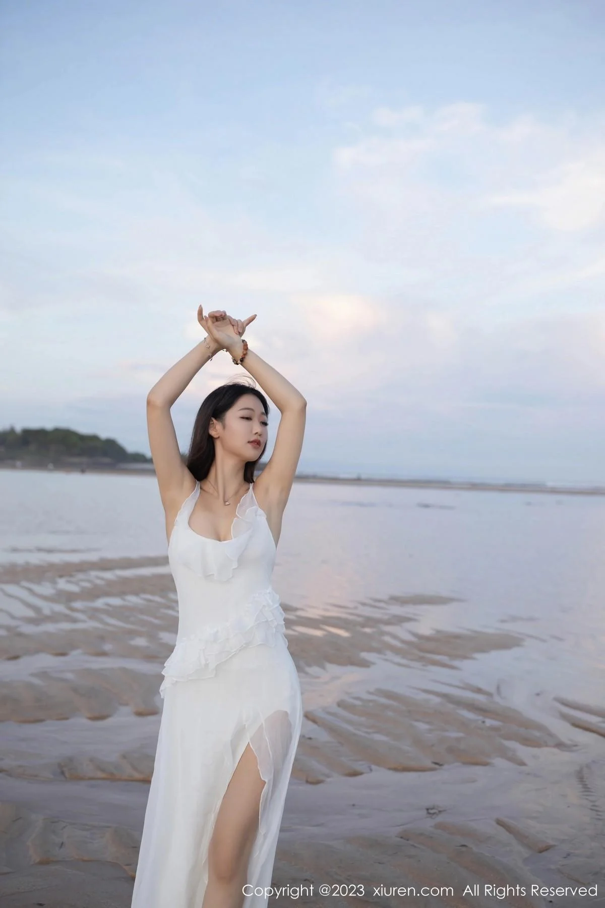 唐安琪白色连衣长裙+性感白色吊带睡裙秀曼妙身姿绝美写真 第 7 张