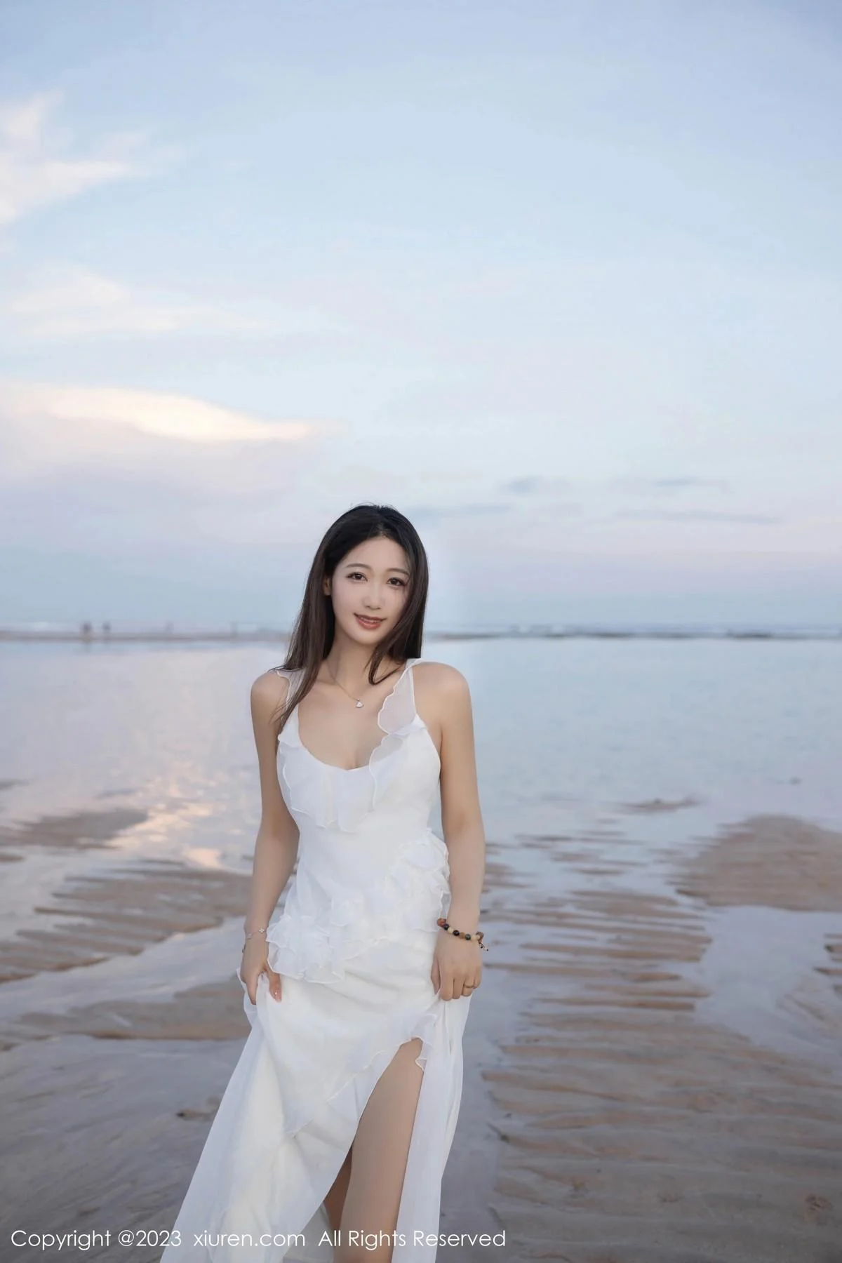 唐安琪白色连衣长裙+性感白色吊带睡裙秀曼妙身姿绝美写真 第 8 张