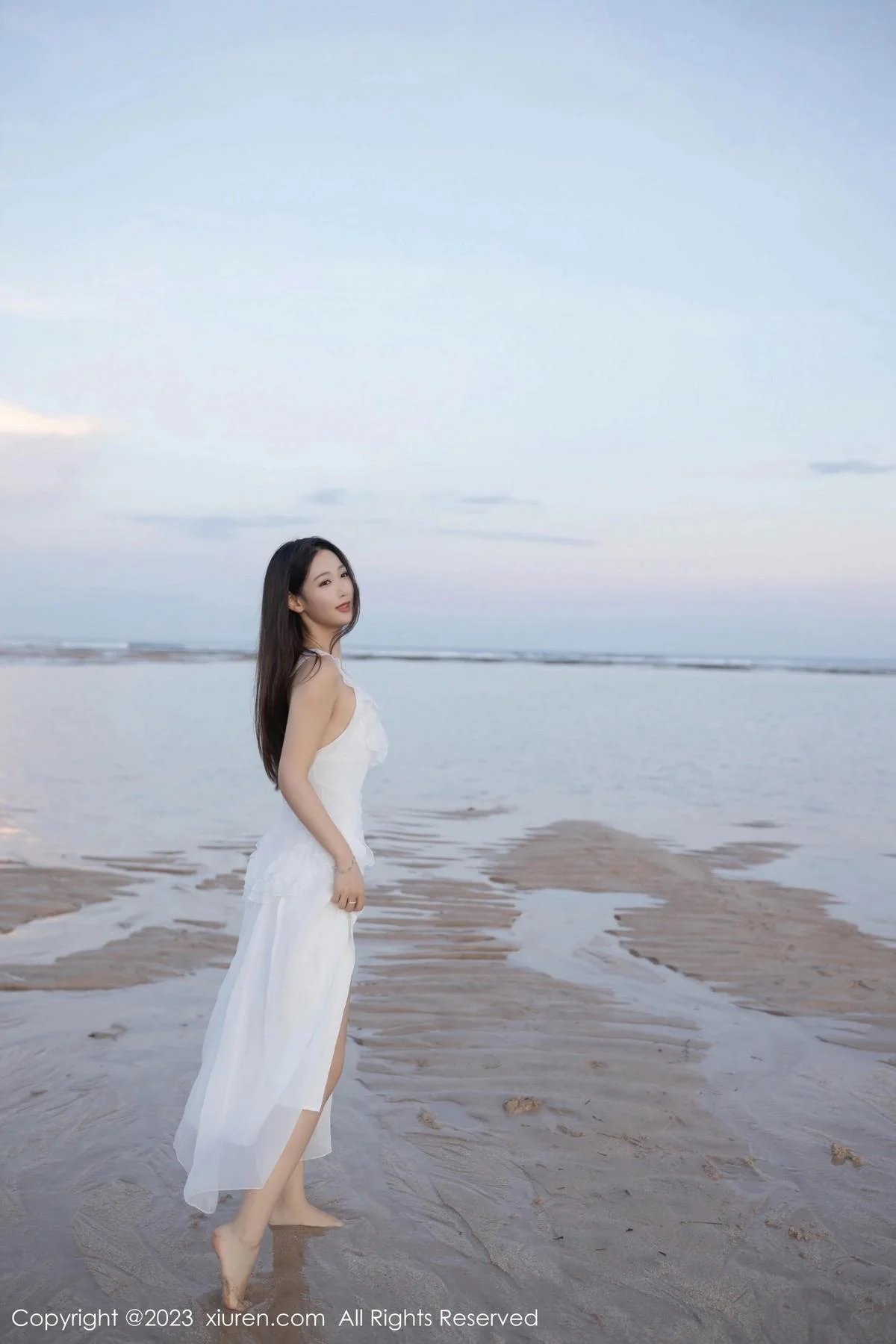 唐安琪白色连衣长裙+性感白色吊带睡裙秀曼妙身姿绝美写真 第 9 张
