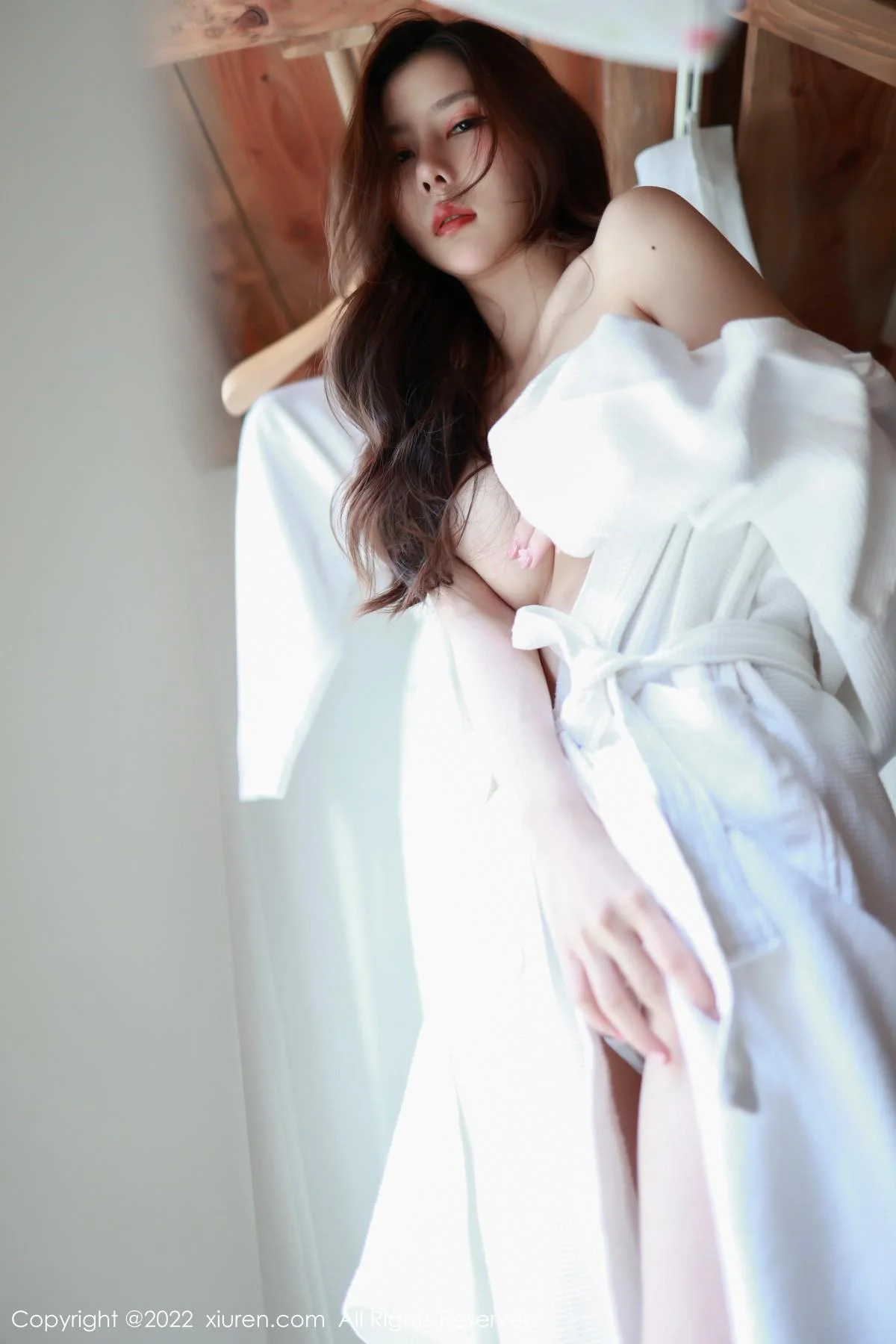 尹甜甜私房性感白色睡袍半脱秀惹火身材完美绝美写真 第 16 张