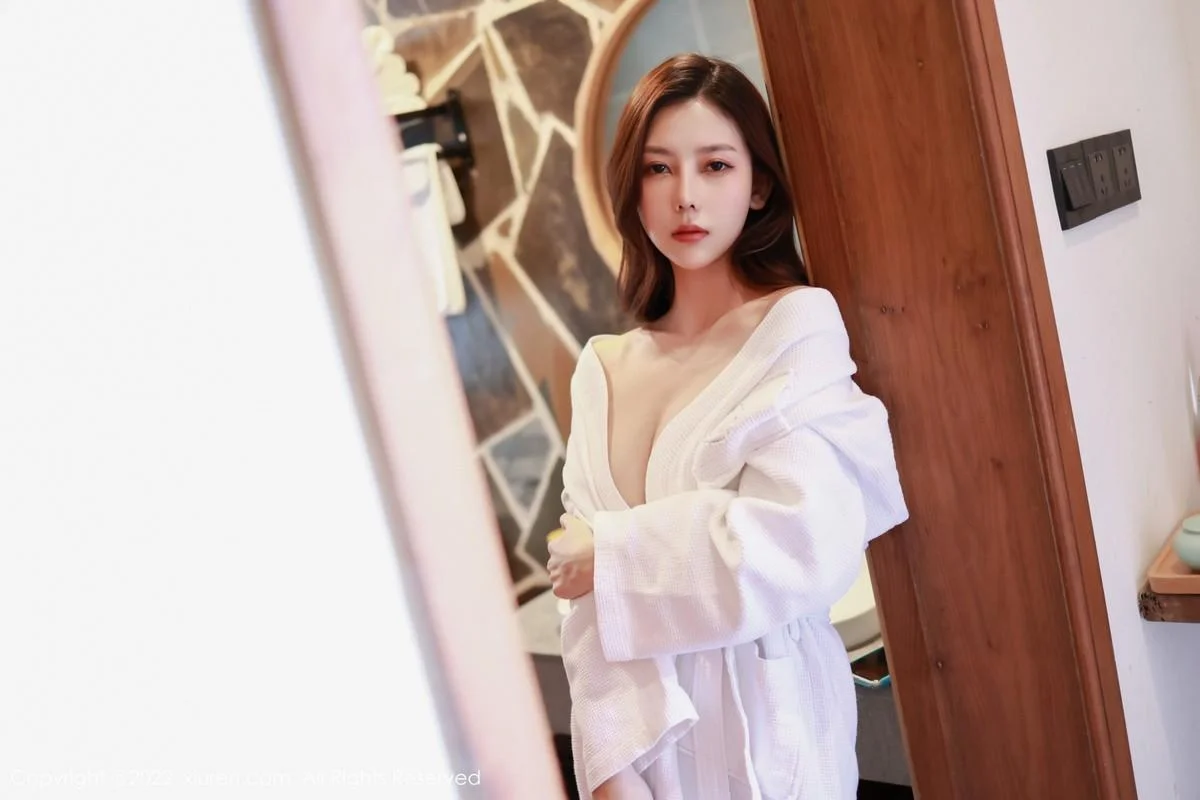 尹甜甜私房性感白色睡袍半脱秀惹火身材完美绝美写真 第 2 张